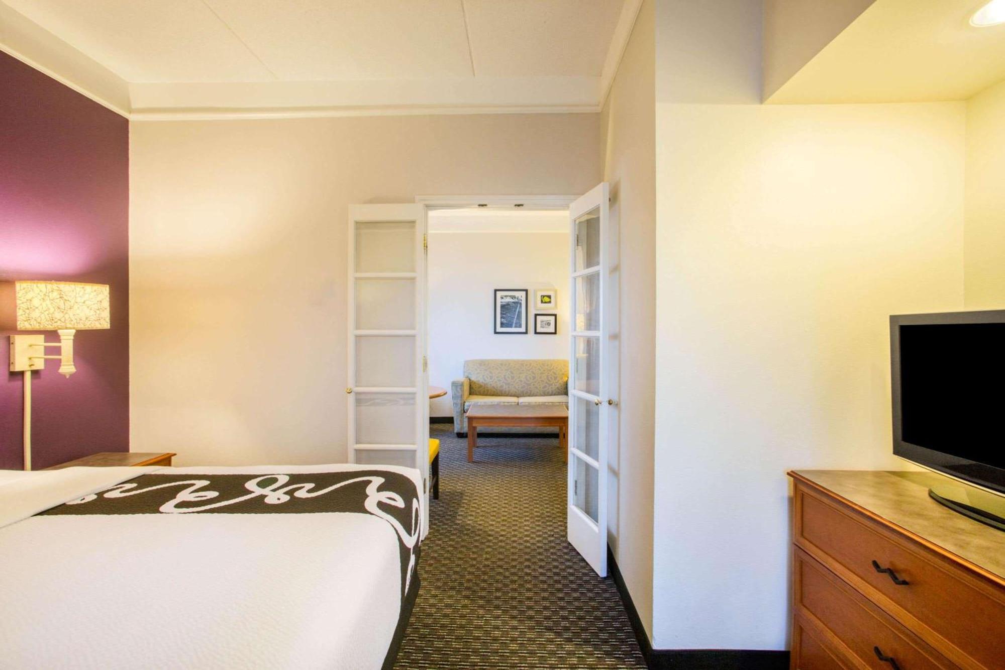 Deluxe King Suite - Non-Smoking