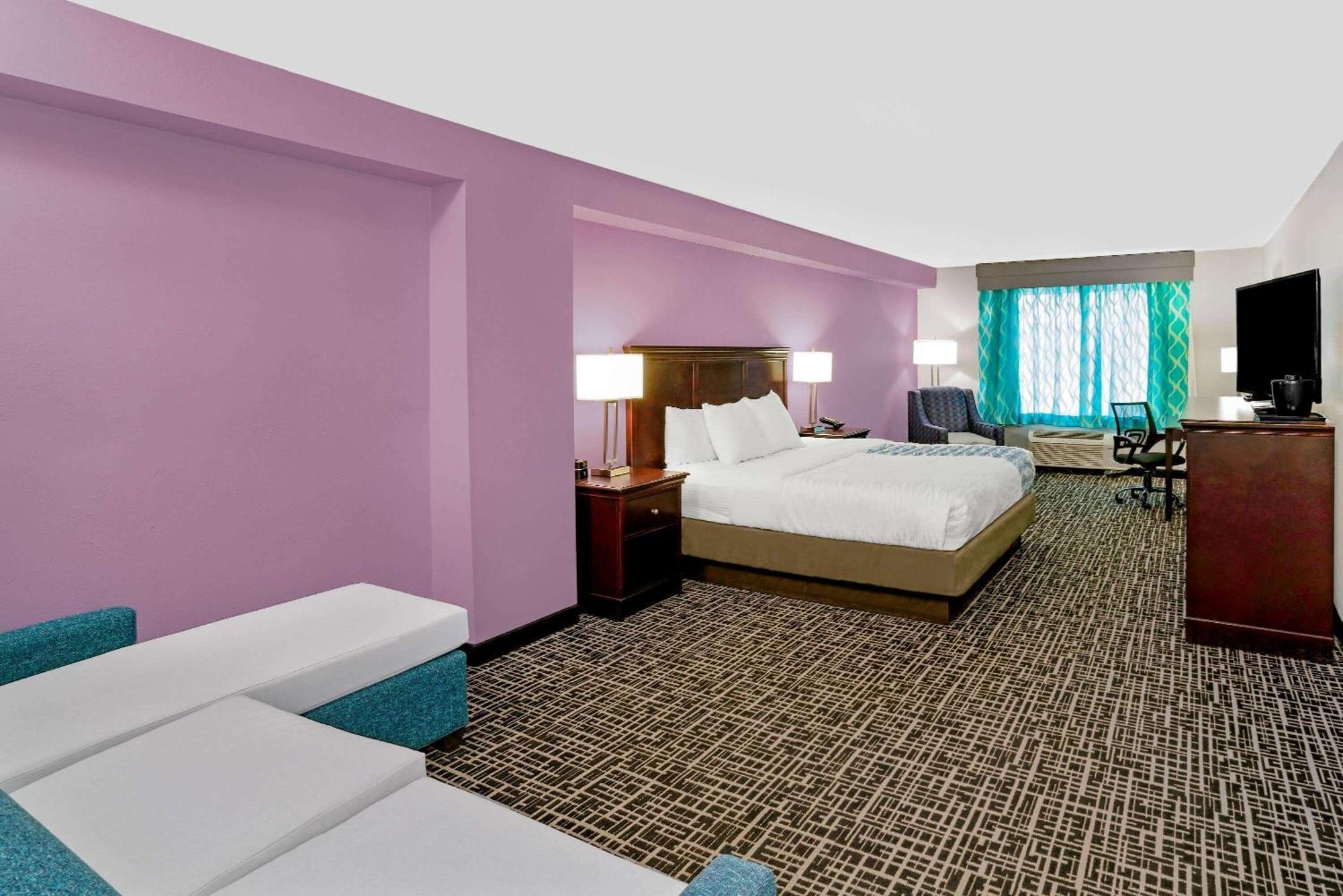 Deluxe King Room - Non-Smoking