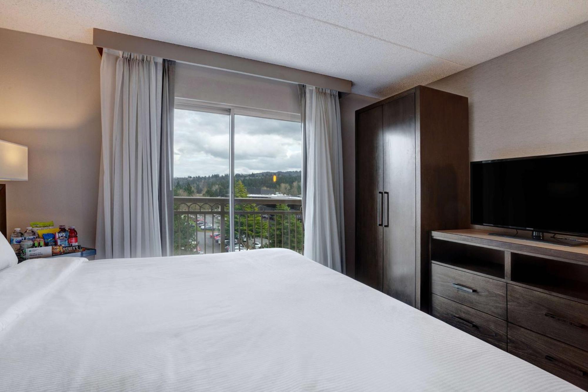 King Suite with Balcony - Non-Smoking
