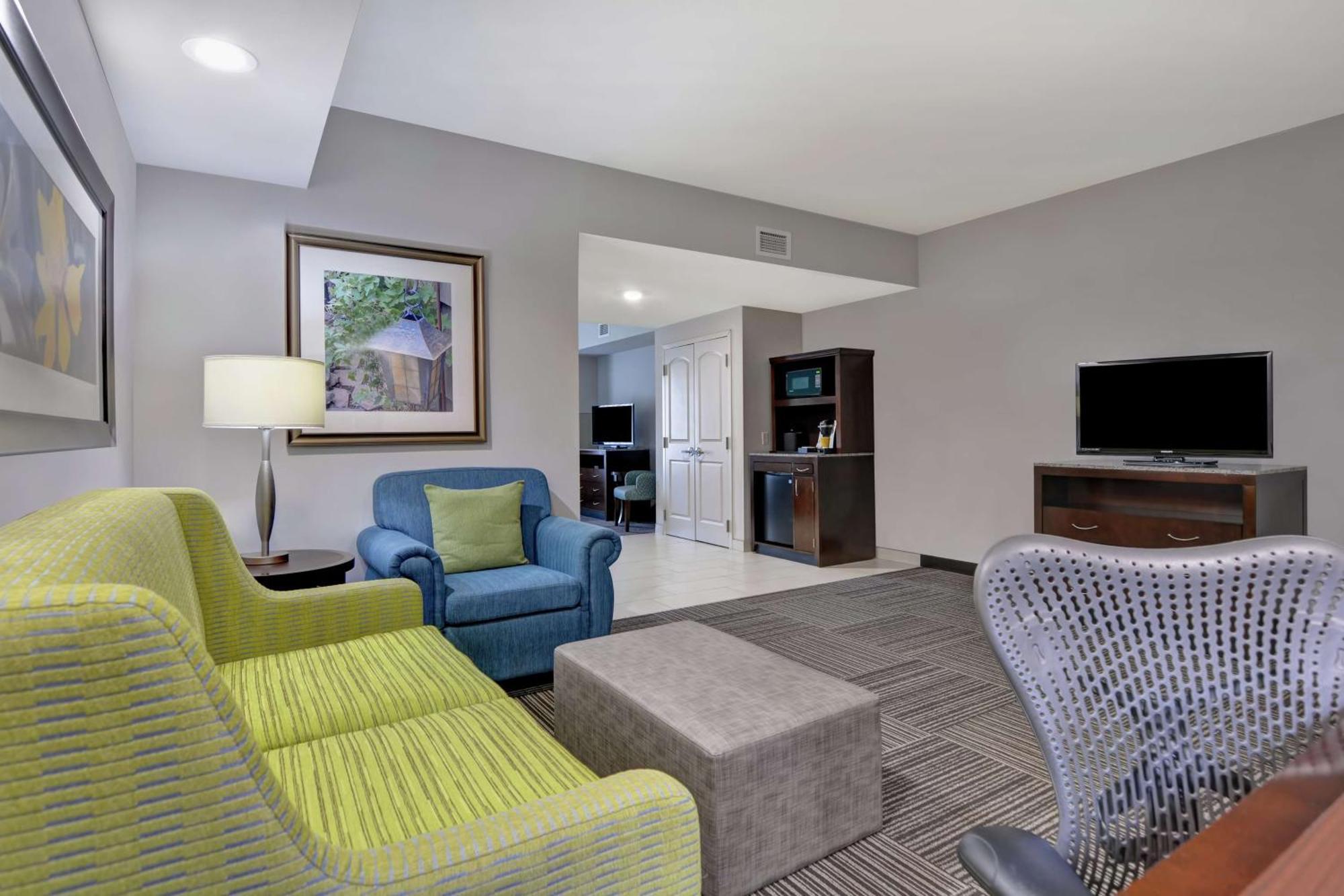 One-Bedroom King Suite with Roll-in Shower - Mobility Accessible