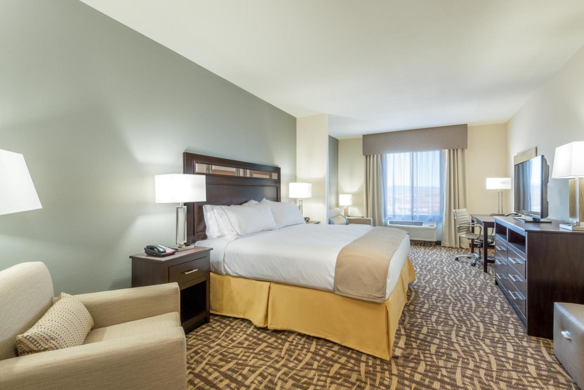 King Suite with Mountain View