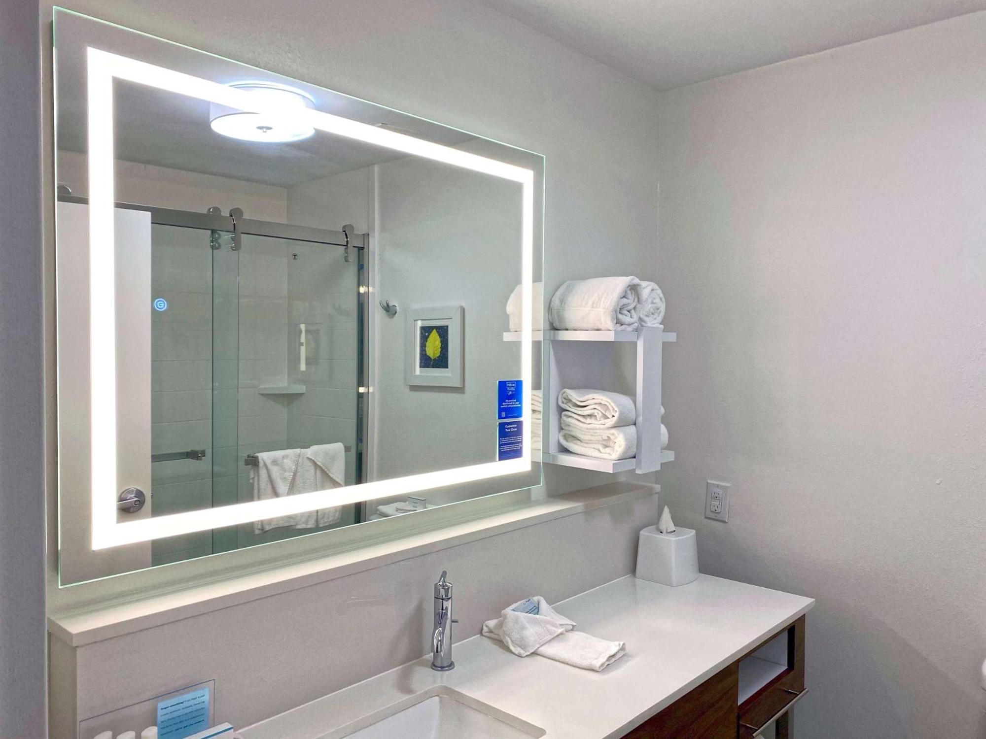 King Room with Accessible Tub - Mobility and Hearing Access/Non-Smoking