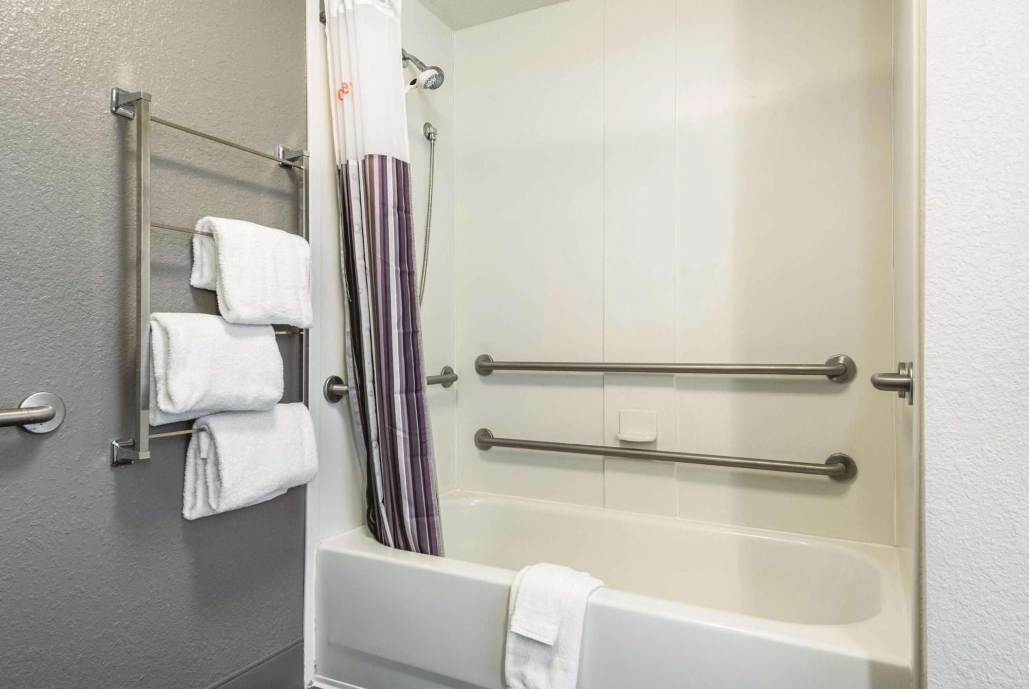 King Room with Bath Tub - Mobility and Hearing Accessible/Non-Smoking