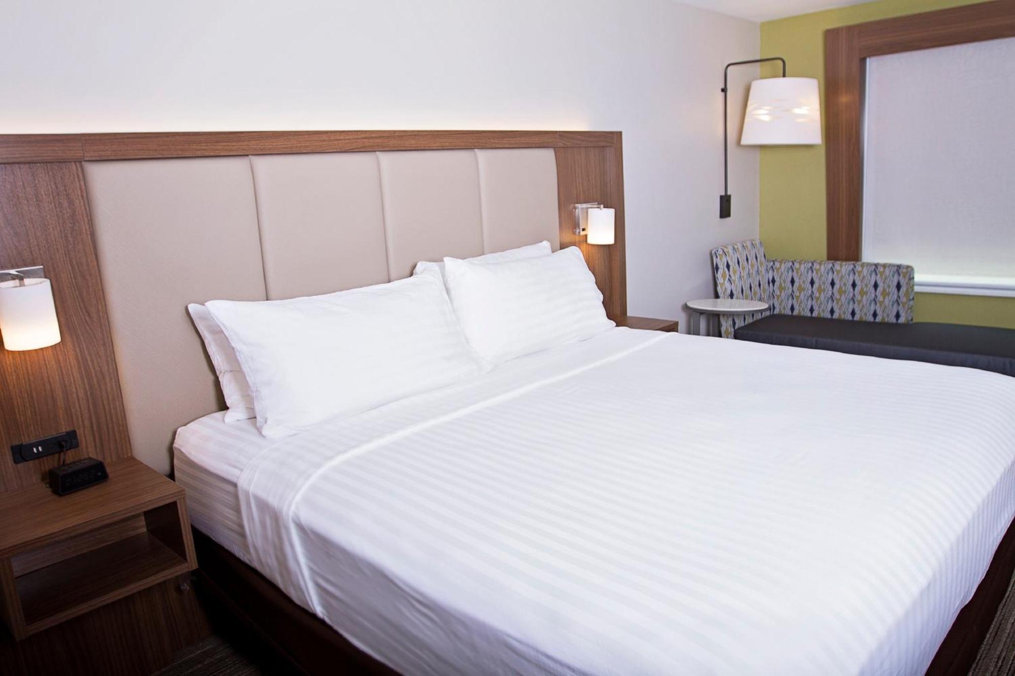 Suite with Accessible Transfer Shower - Non-Smoking