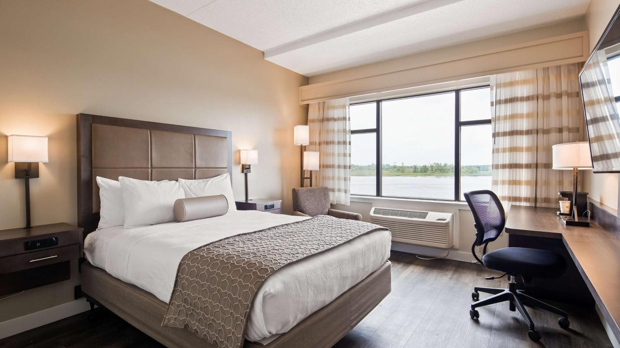 Queen Room with Walk-In Shower - Mobility Access/Communication Assistance/Non-Smoking
