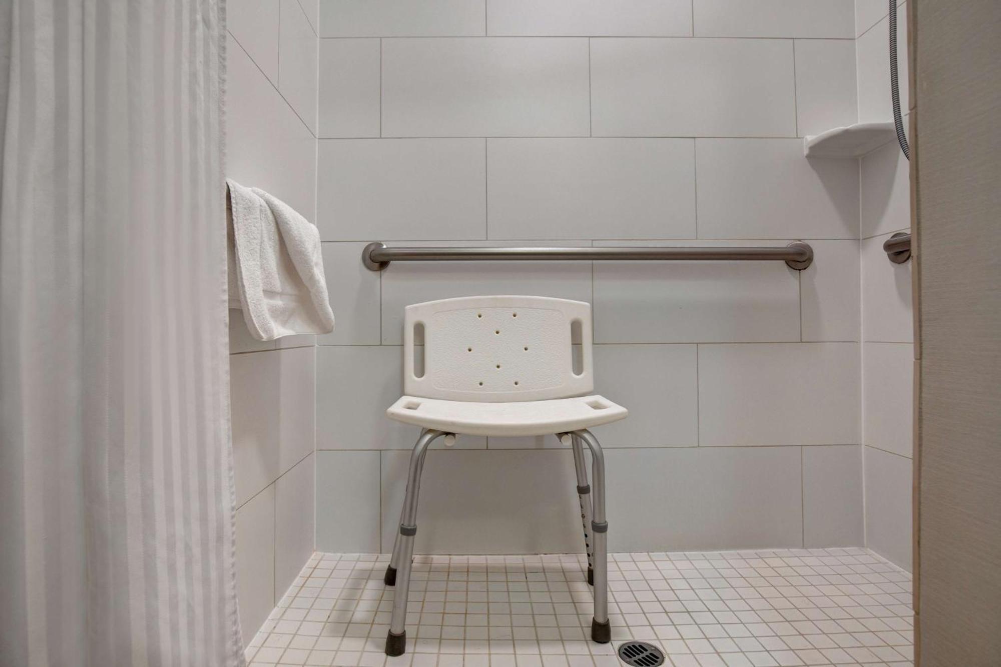 King Room with Accessible Tub - Mobility Access