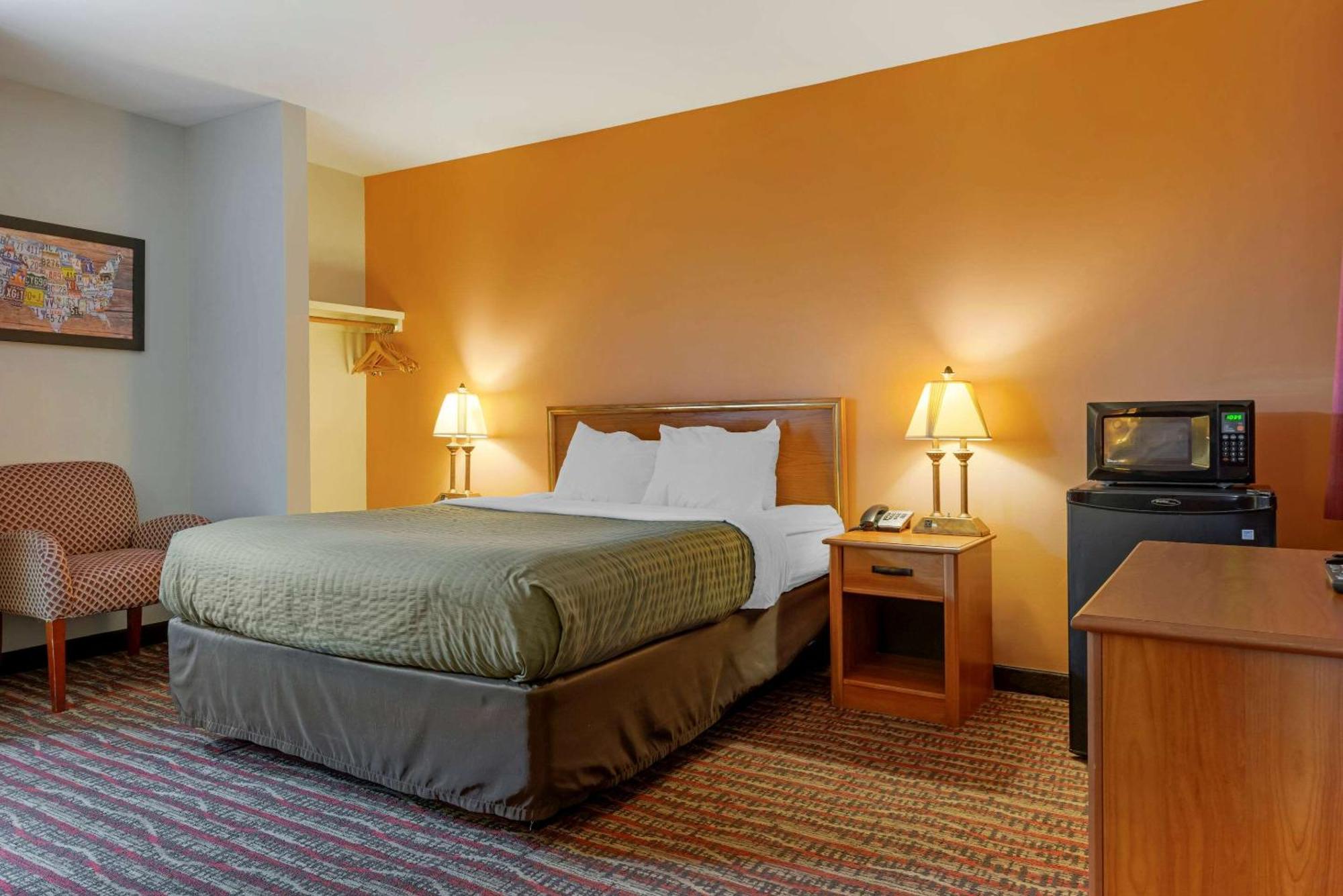 Queen Room with Lake View - Non-Smoking