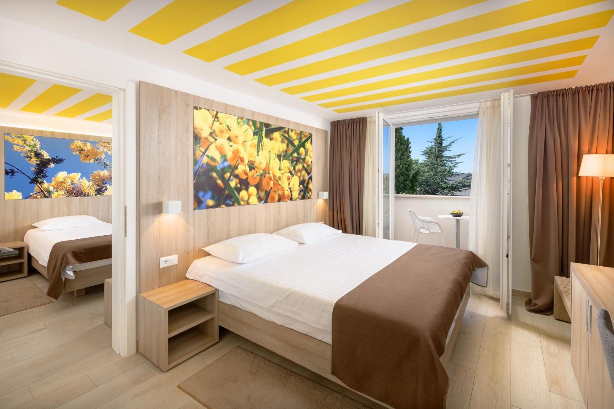 Superior Familienzimmer mit Balkon und jahrhundertealter Pinie und Meerblick – Residenz