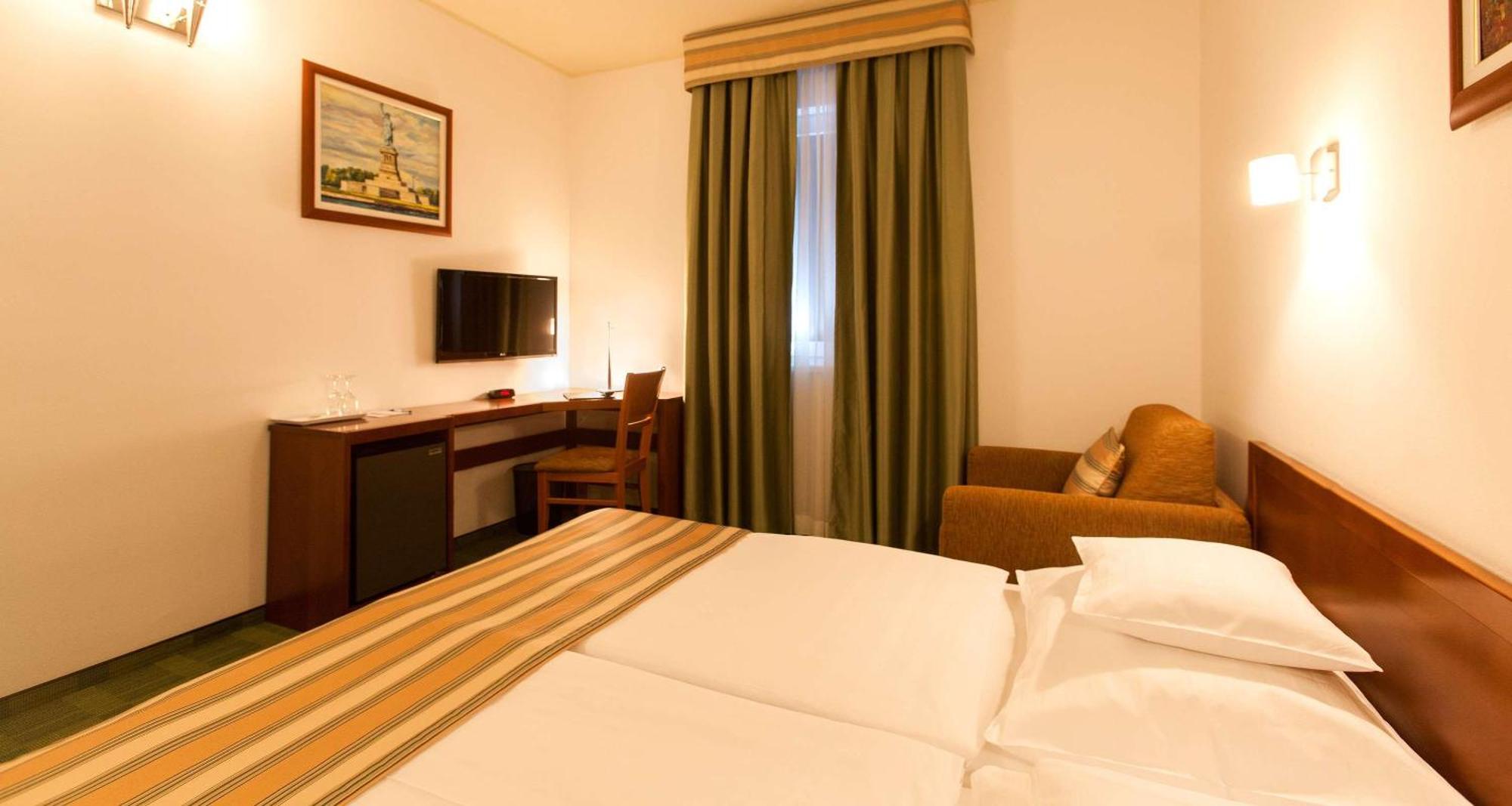Comfort Zimmer mit Kingsize-Bett