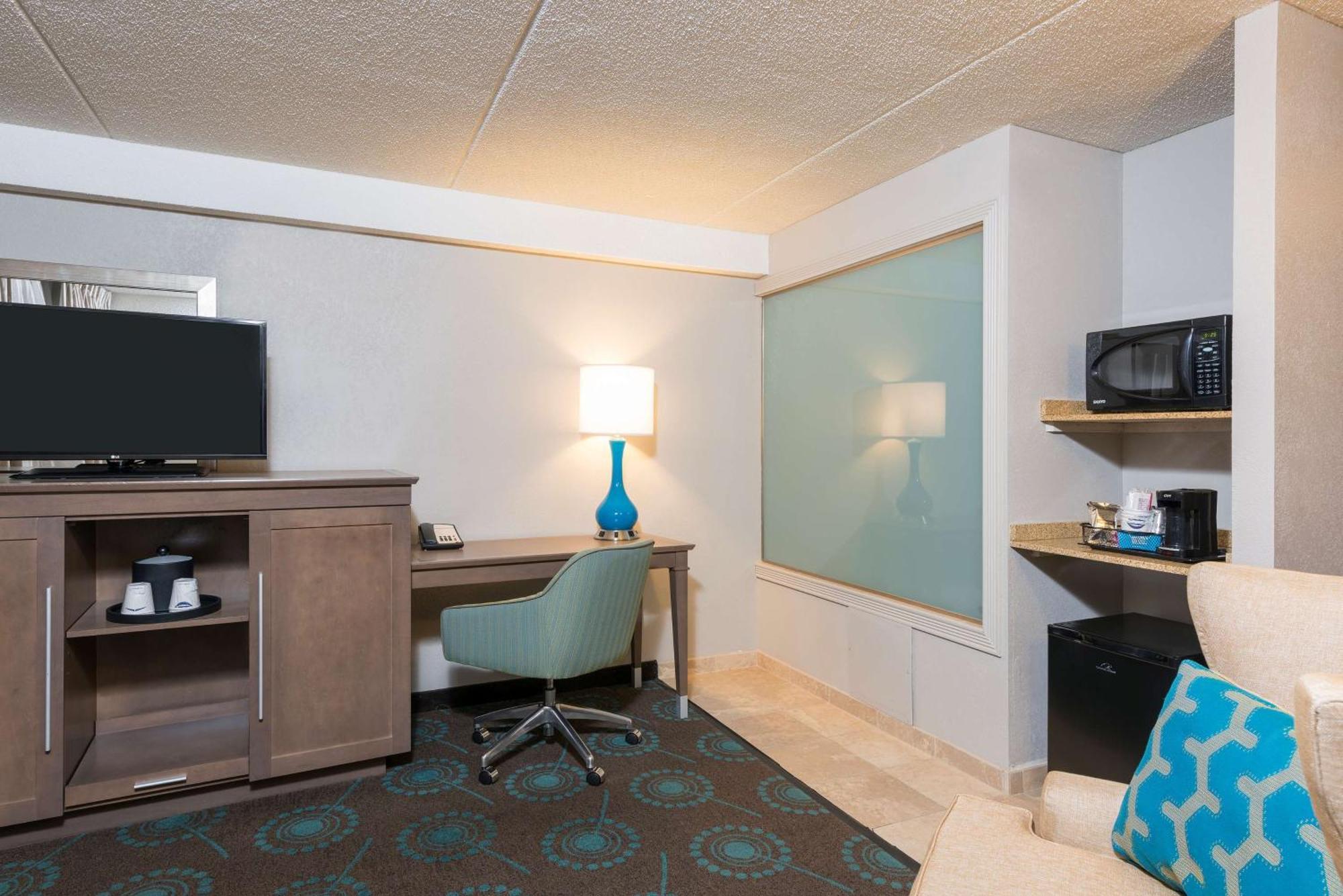 One-Bedroom King Suite - Non-Smoking