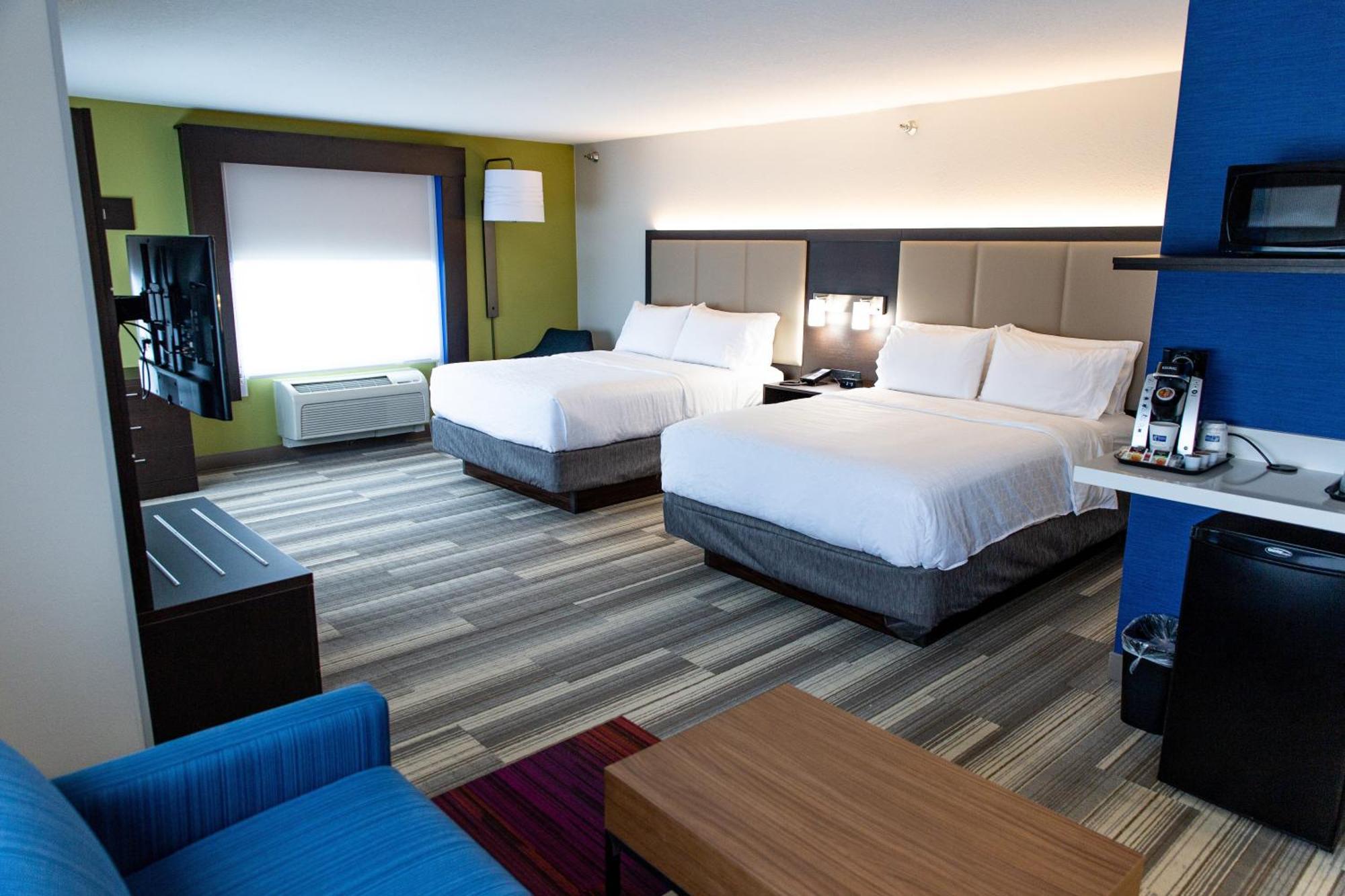 Standard Queen Room with Two Queen Beds - Extra Floor Space