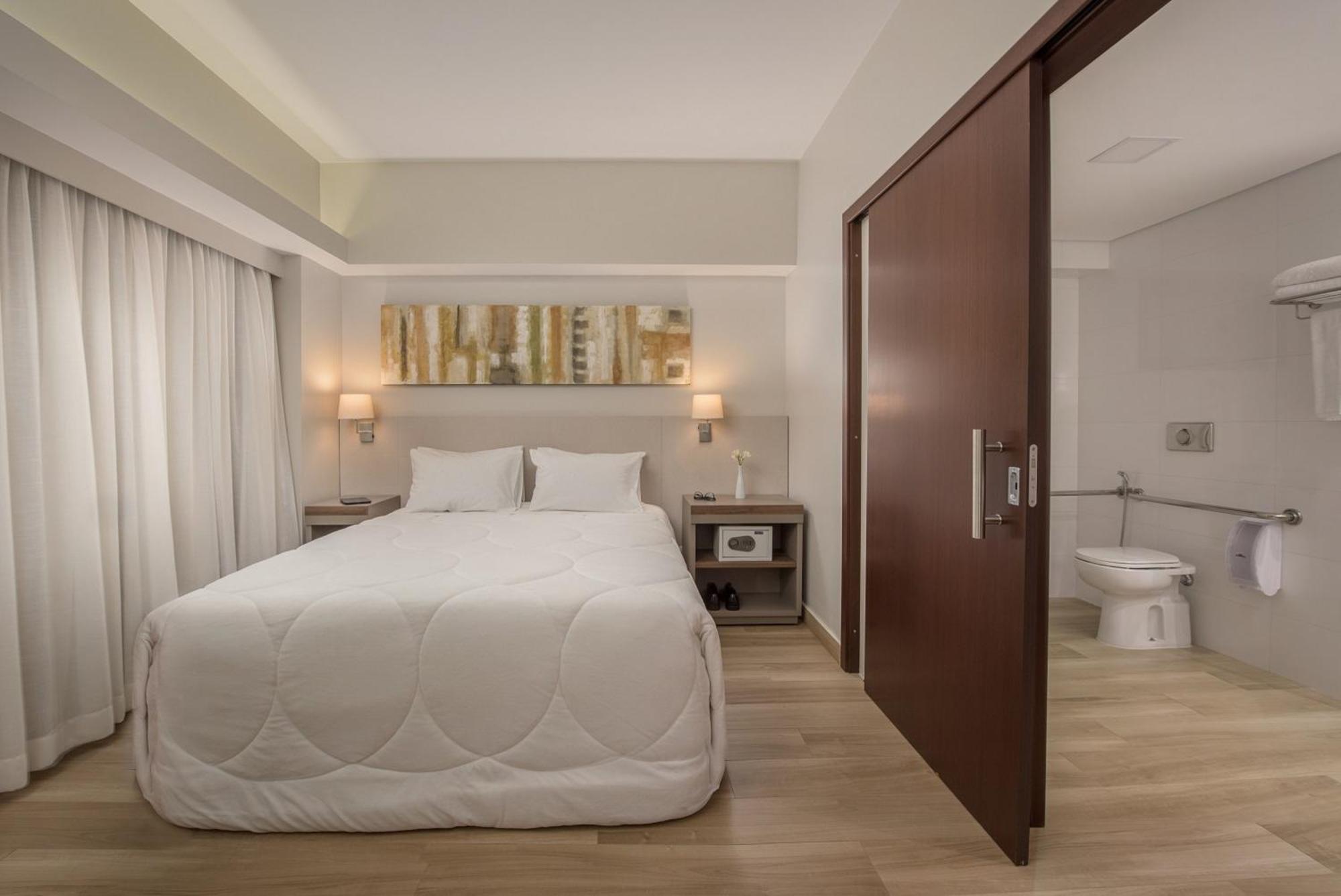 Quarto Superior Luxo PwD com Acesso para Pessoas com Deficiência - 1 Cama Queen-size
