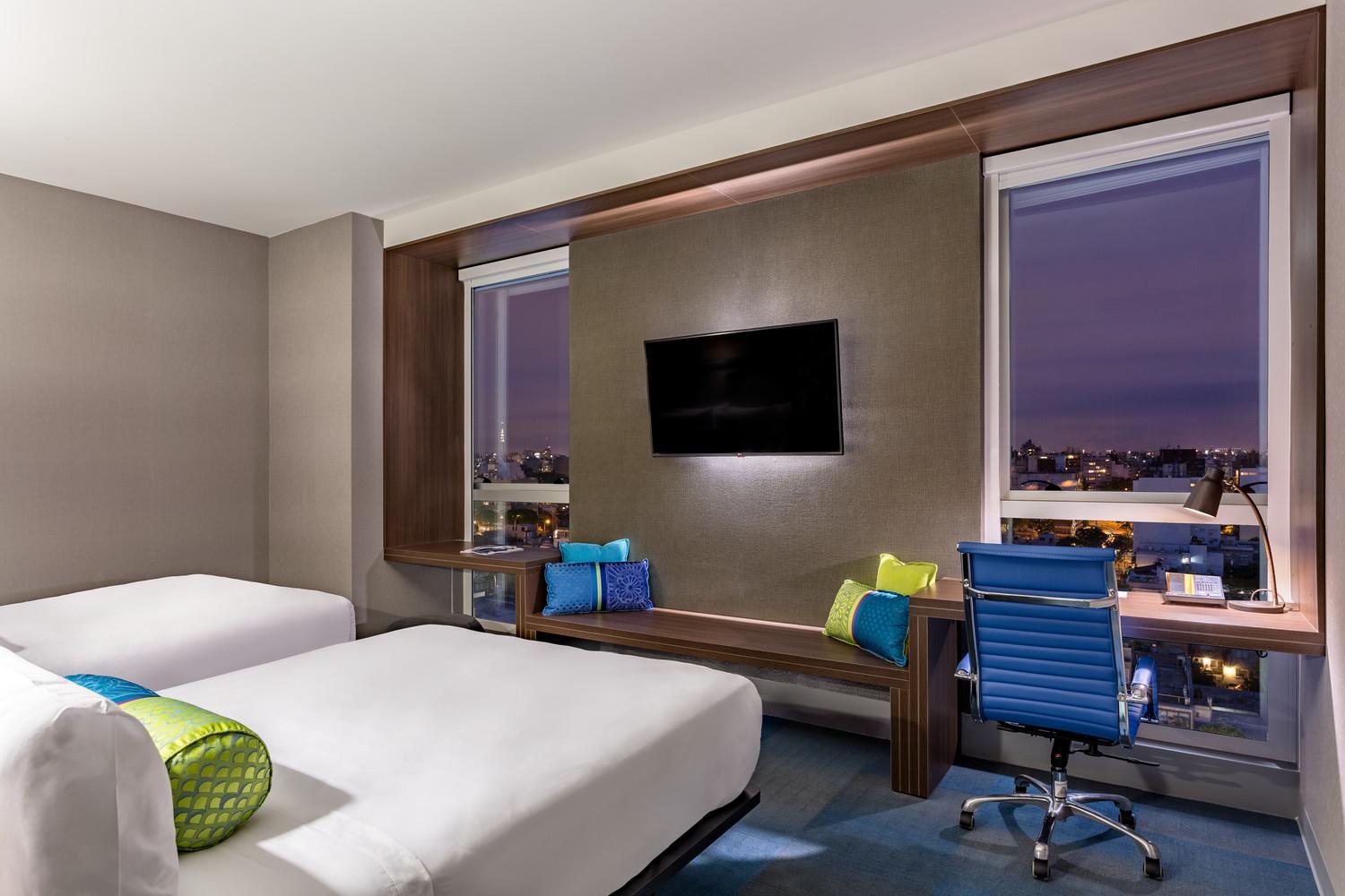 Quarto ALOFT com 2 Camas Queen-size e Vista da Cidade