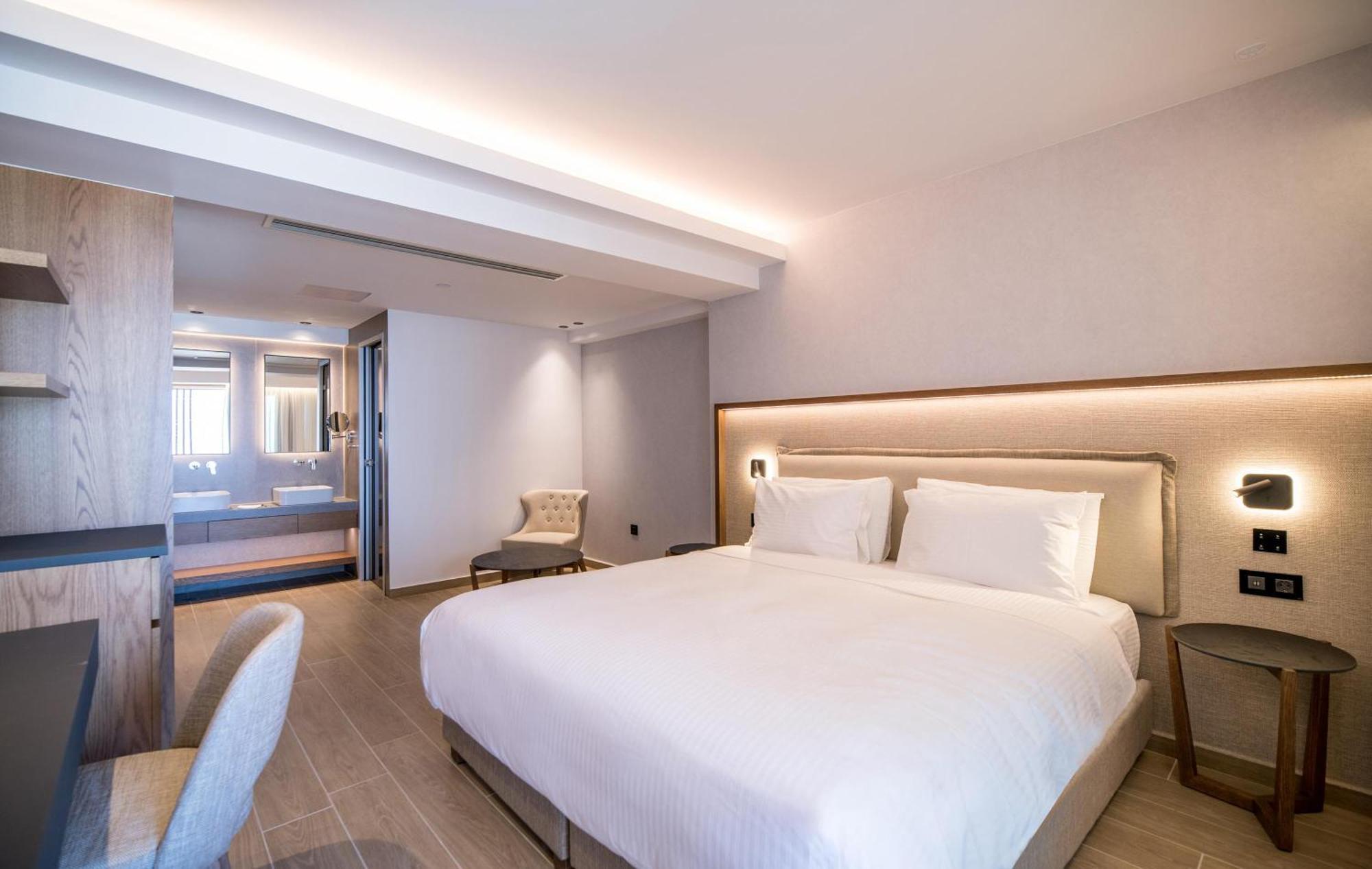 Zimmer Urban Chic mit Whirlpool im Freien und Stadtblick