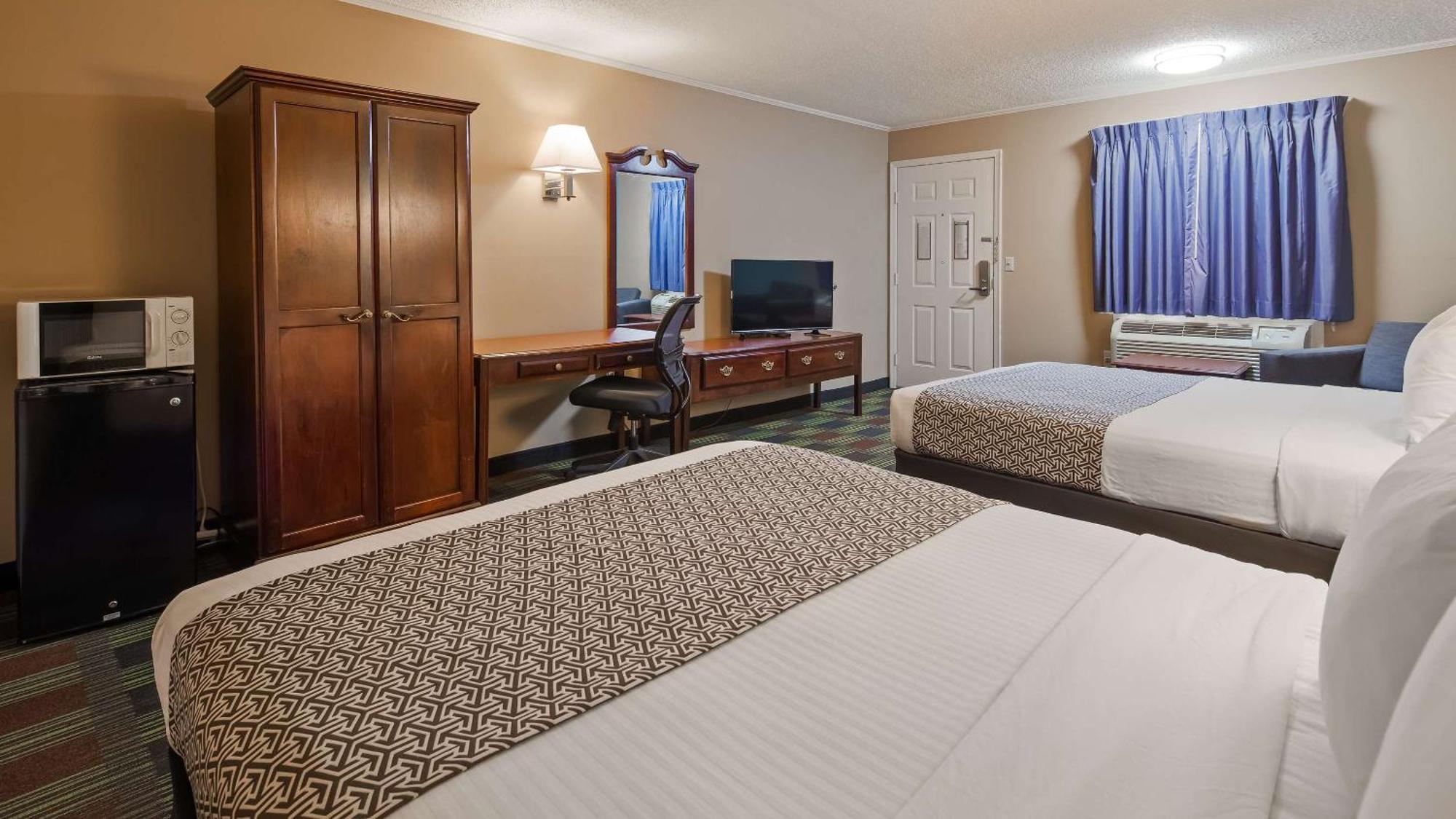 Queen Room with Two Queen Beds and Roll-In Shower - Disability Access/Non-Smoking