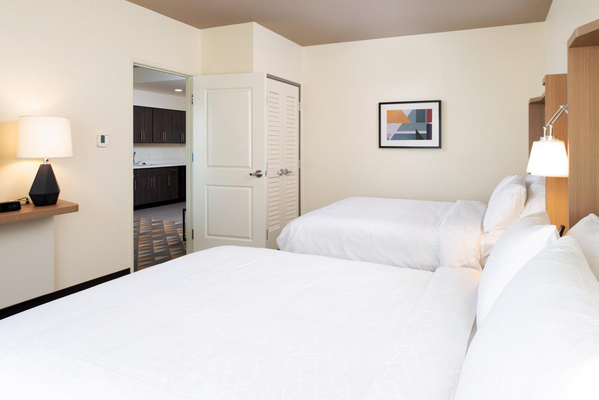 One-Bedroom Queen Suite