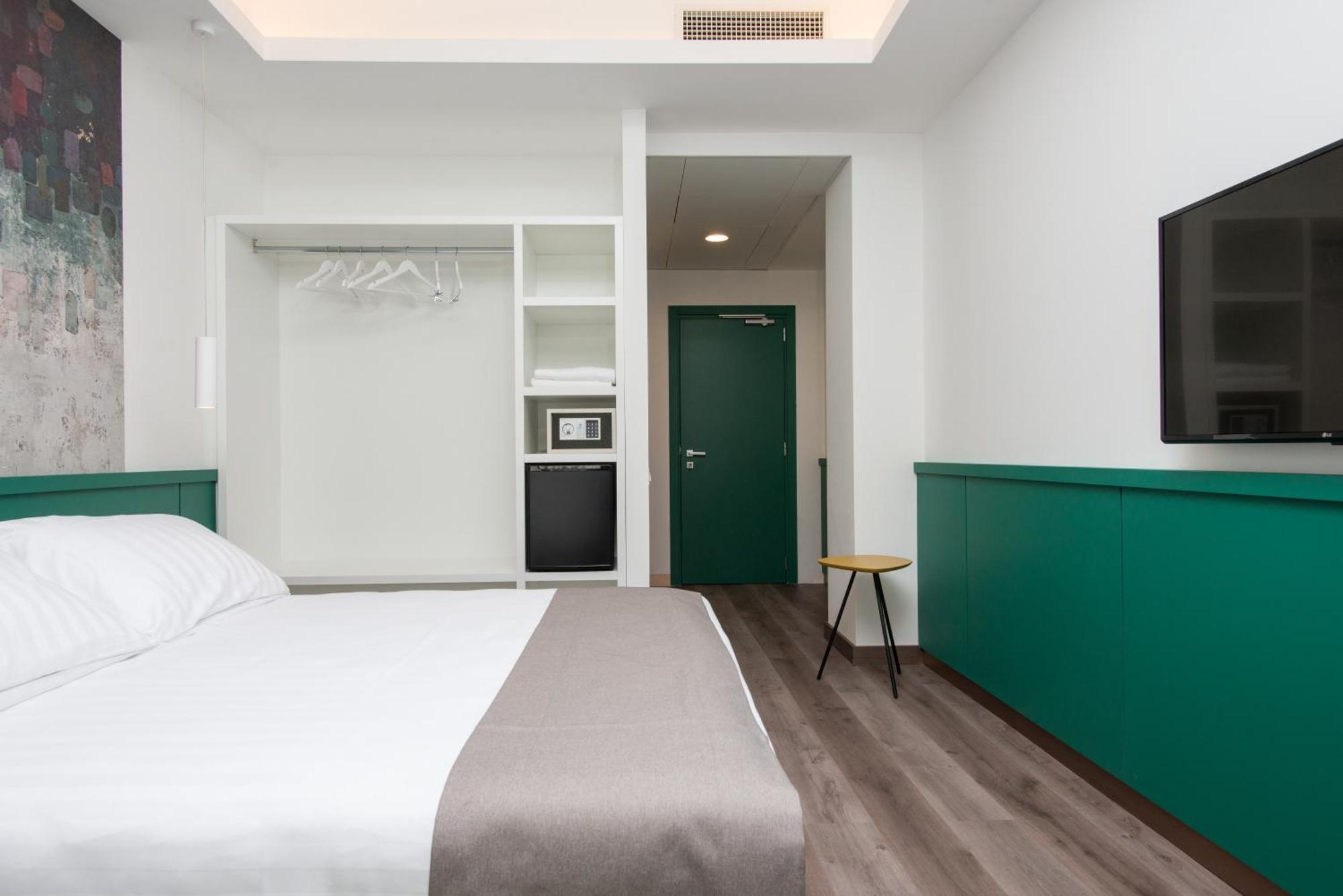 Standard Quadruple Room,1284693766:JPEG
