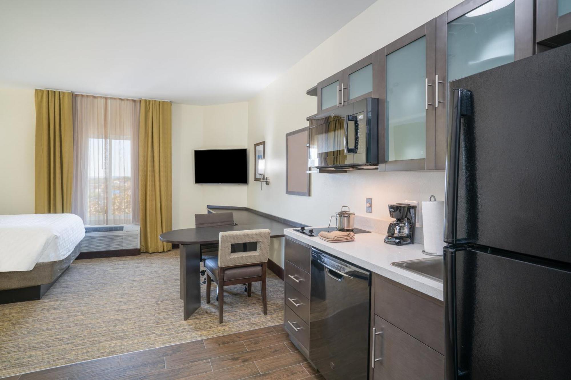 Studio Queen Suite