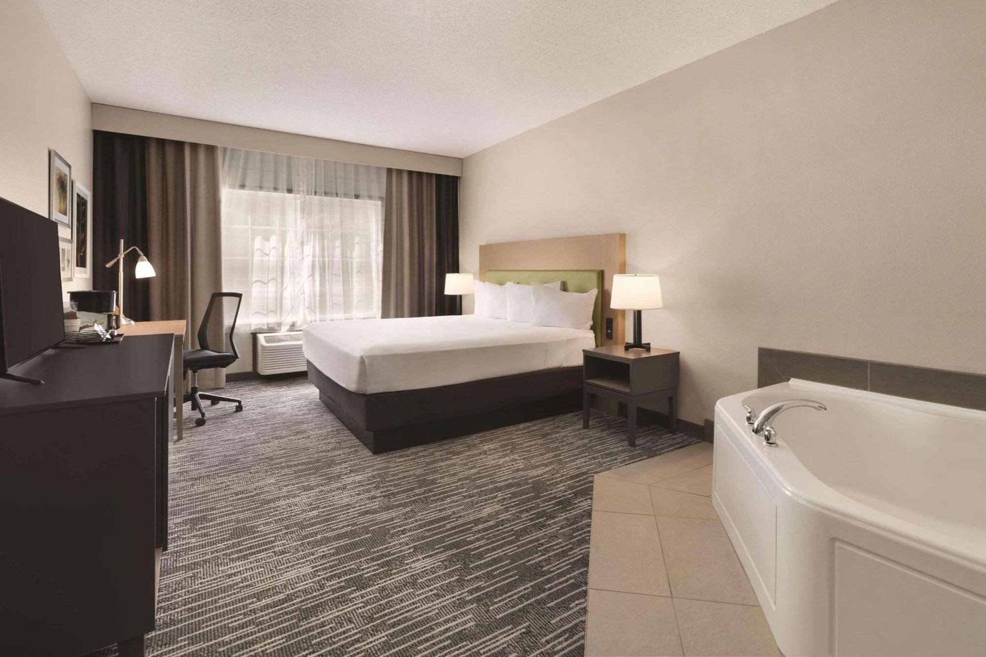 King Suite with Whirlpool - Non-Smoking
