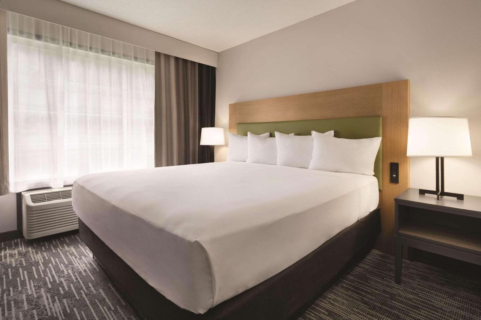 King Room with Roll-in Shower - Disability Access/Non-Smoking