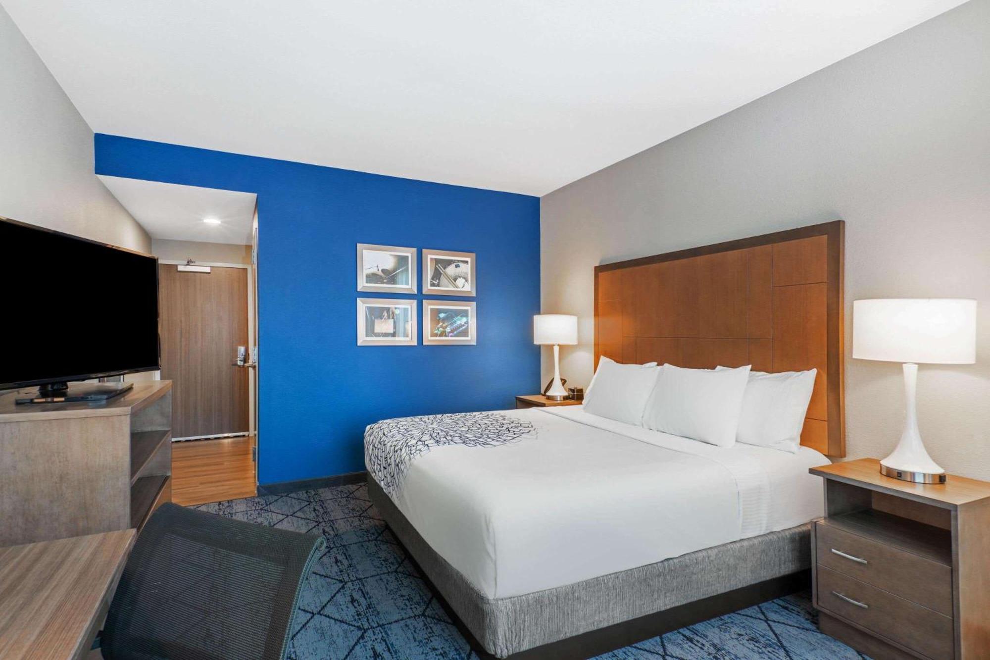 Nichtraucher Suite mit Kingsize-Bett und Blick auf die Stadt.