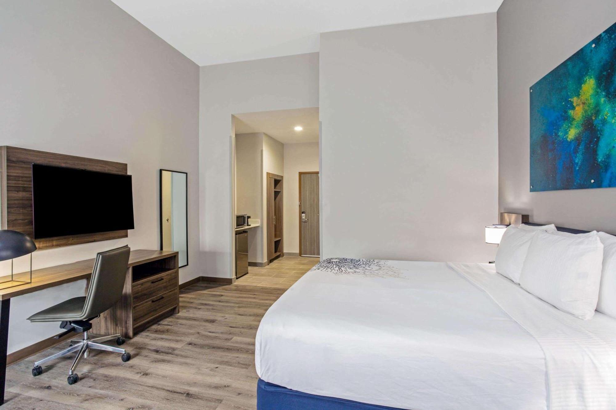 Deluxe King Room with Mobility/Hearing Impaired Access - Non-Smoking