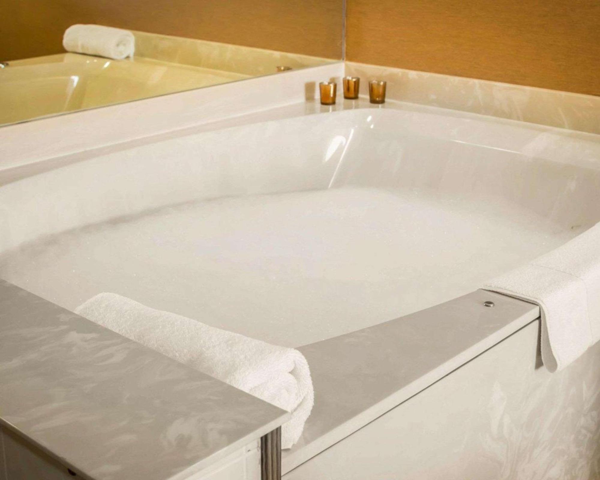 King Suite with Hot Tub and Sofa Bed - Non-Smoking