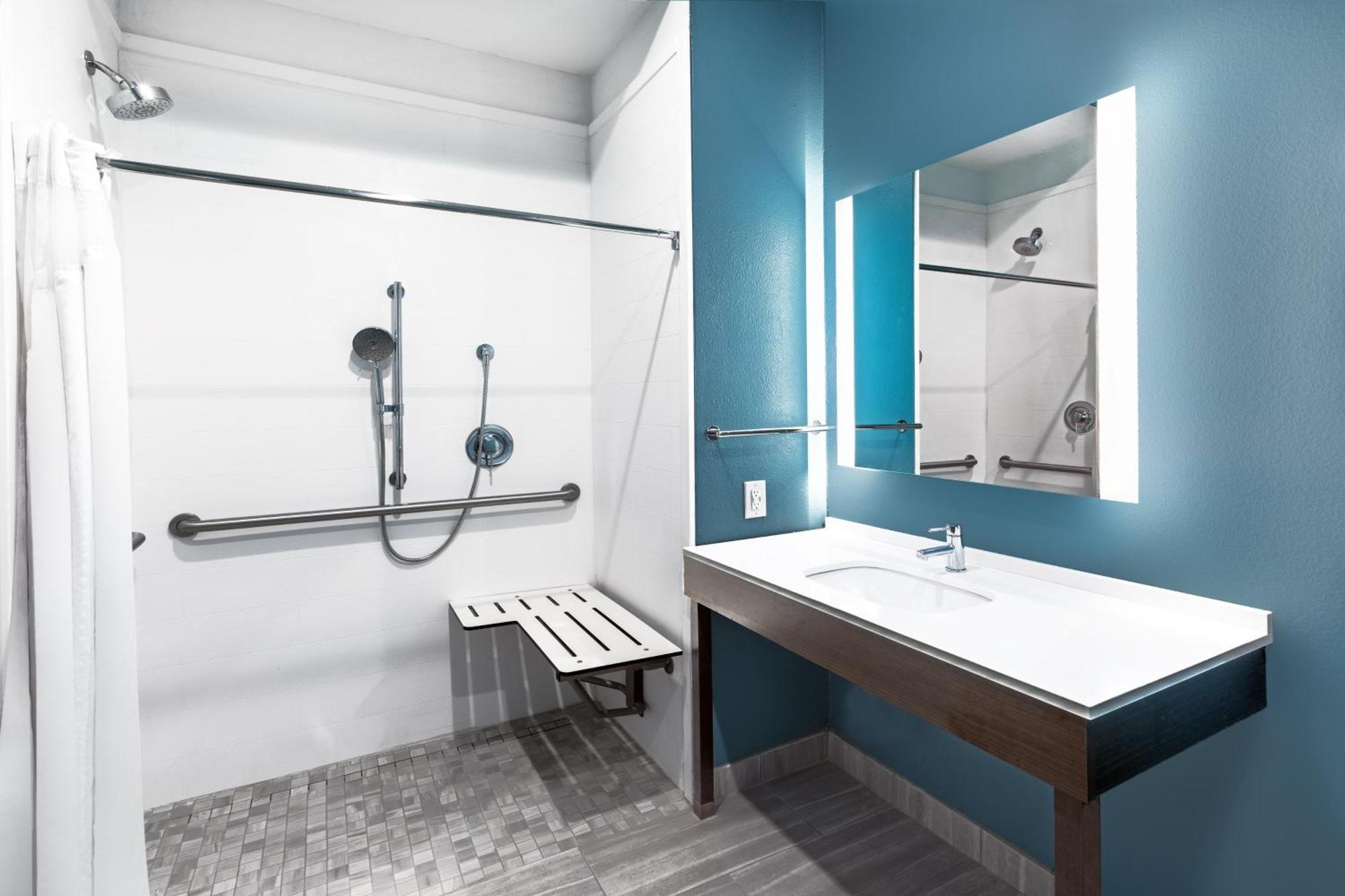 Queen Suite with Two Queen Beds and Mobility Accessible Tub - Non-Smoking