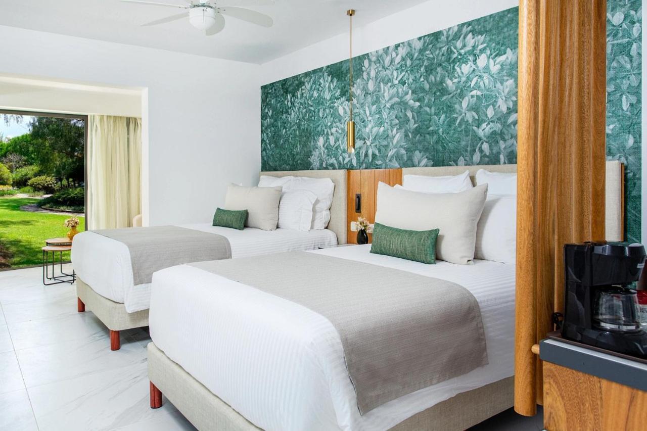 Junior Suite mit Doppelbett und Poolblick