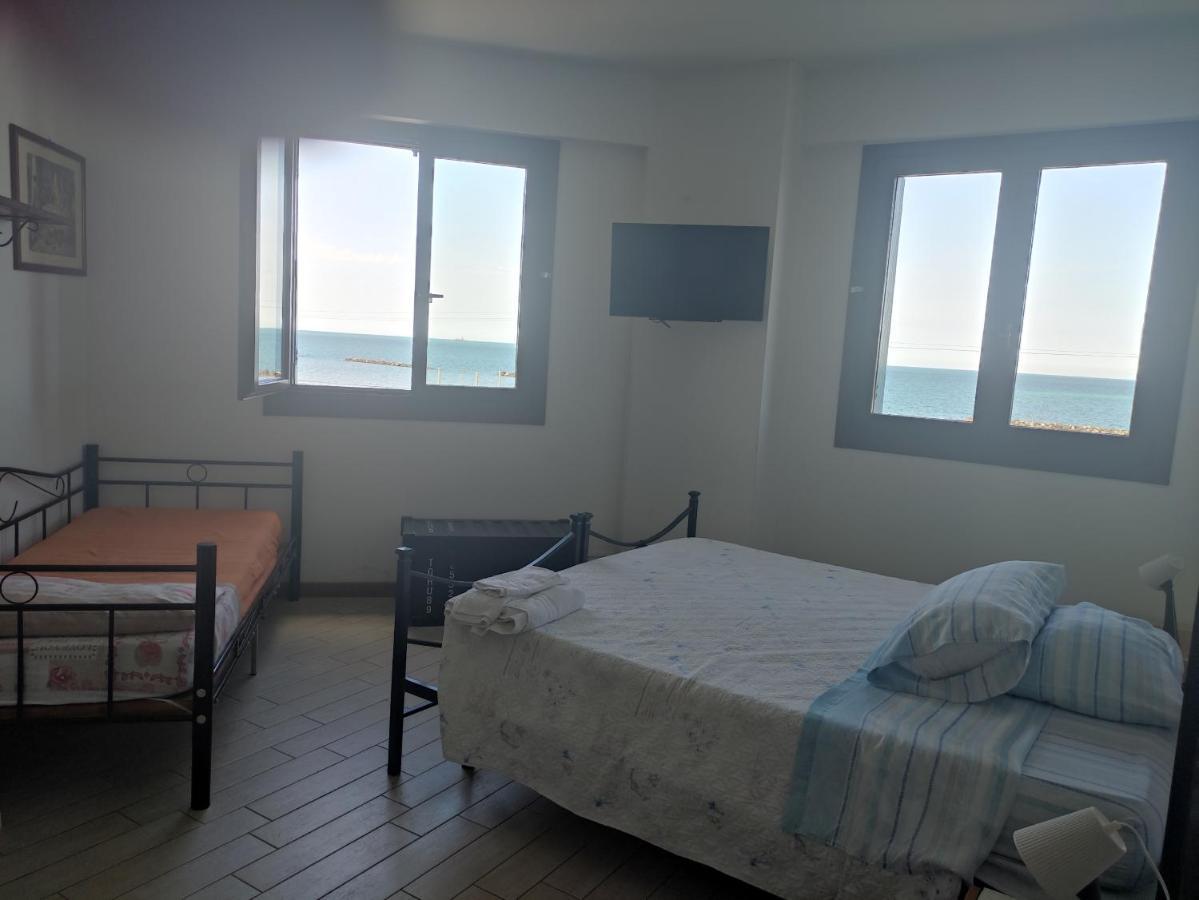 Standard Dreibettzimmer mit Meerblick