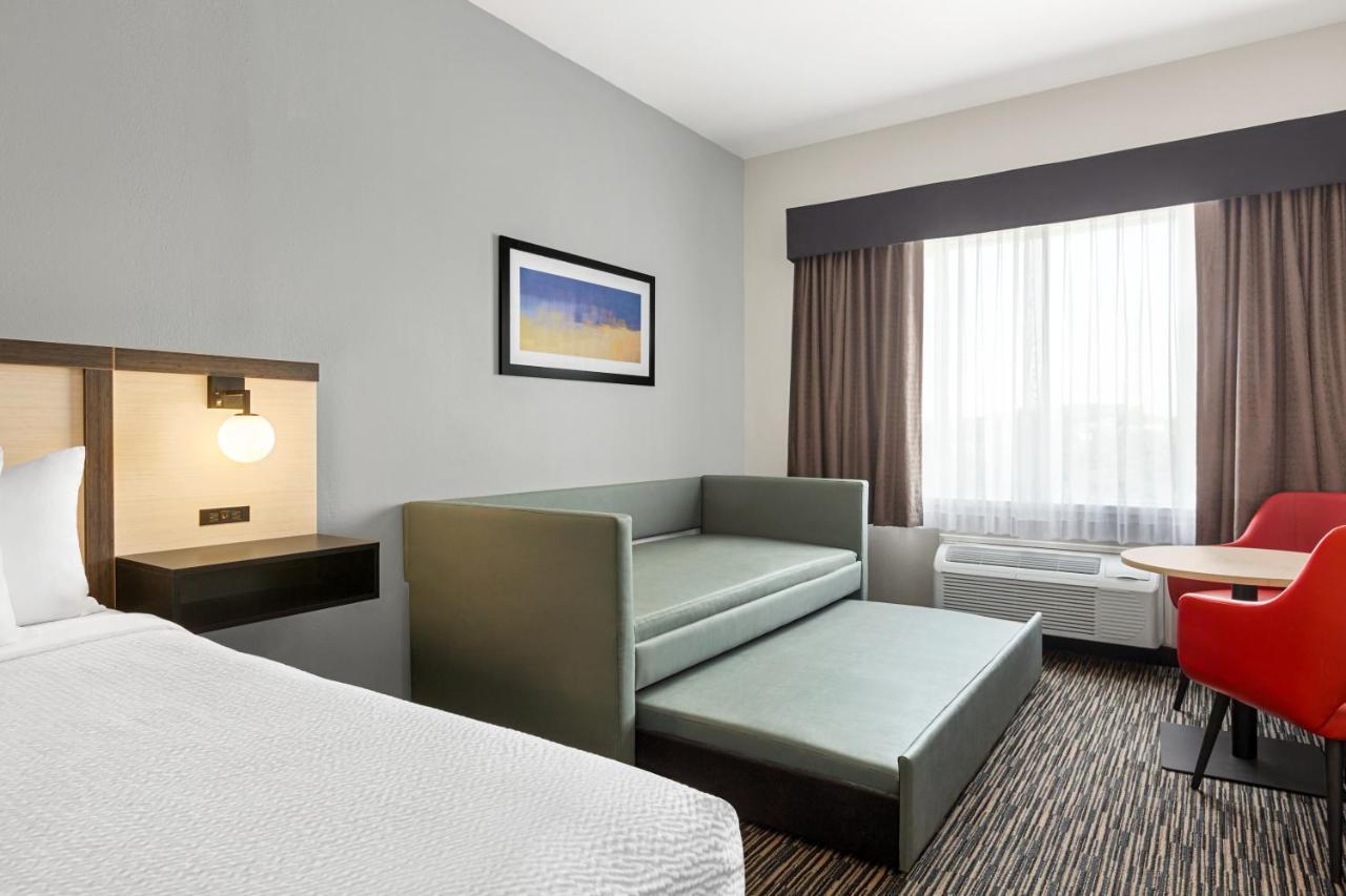 2 Room Suite with 2 King Beds and Day Bed, Non-Smoking