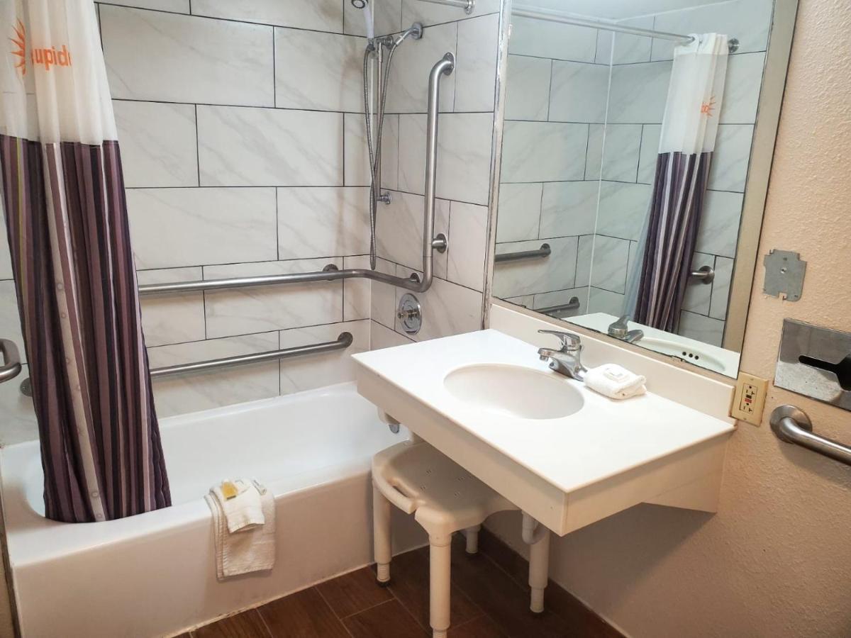 King Room with Bath Tub - Mobility/Hearing Accessible - Non-Smoking