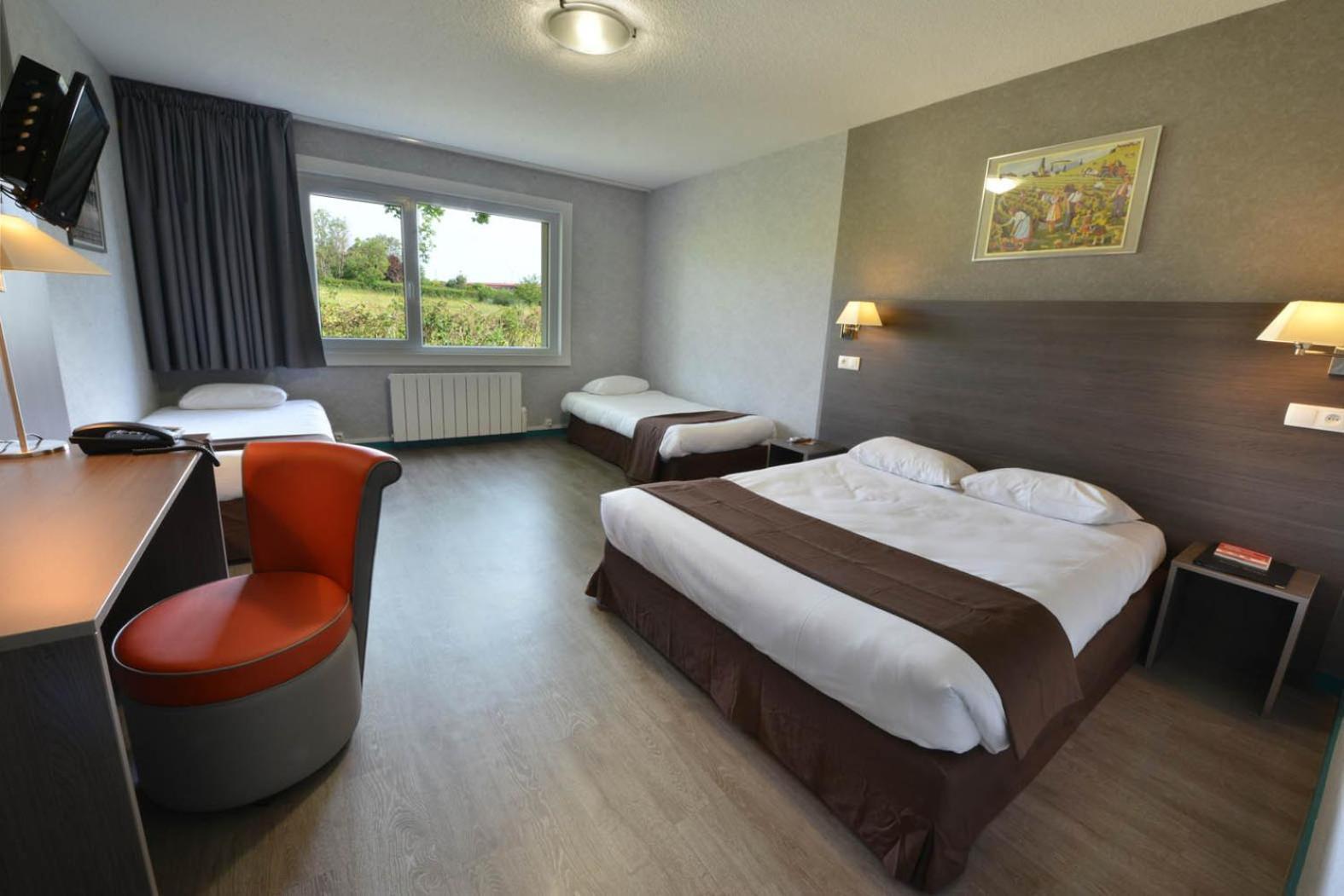 Chambre Quadruple avec 1 Lit Double et 2 Lits Simples