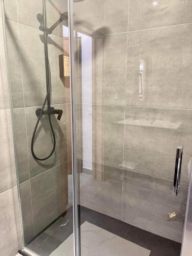 Chambre Lits Jumeaux avec Salle de Bains Commune