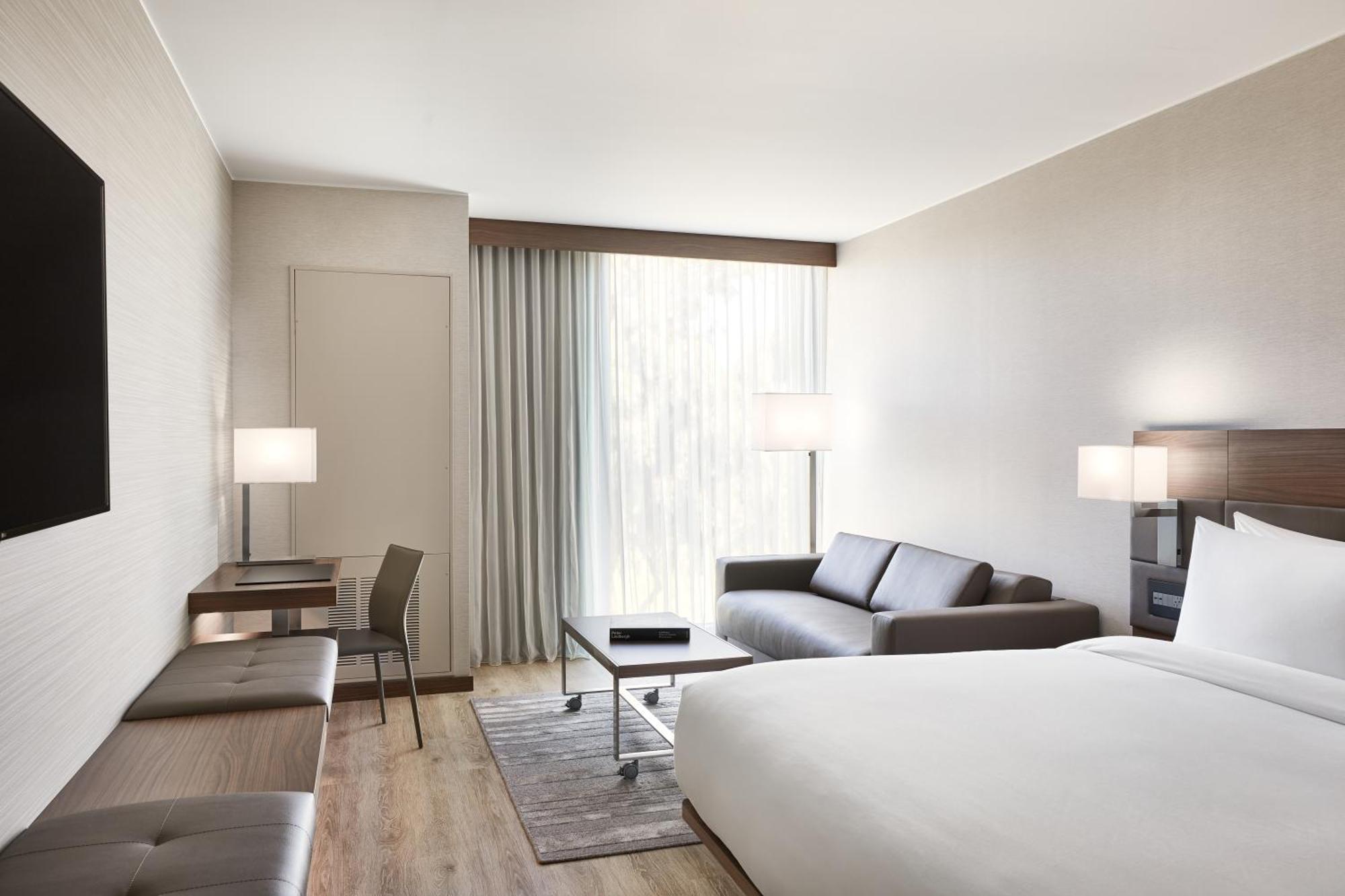 King Guest Room with Sofa Bed