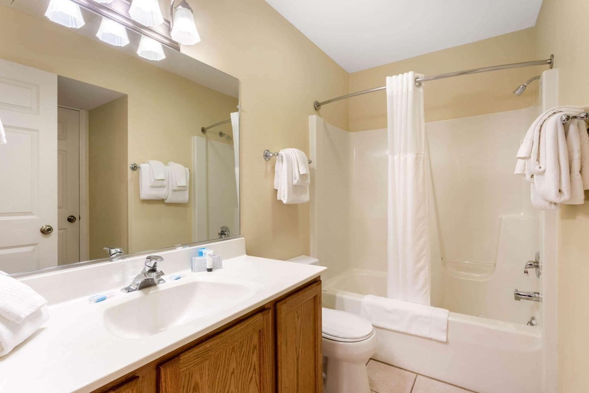 Two-Bedroom Apartment with One Queen Bed and Two Twin and One Sofa Bed or Two Queen Beds - Non-Smoking