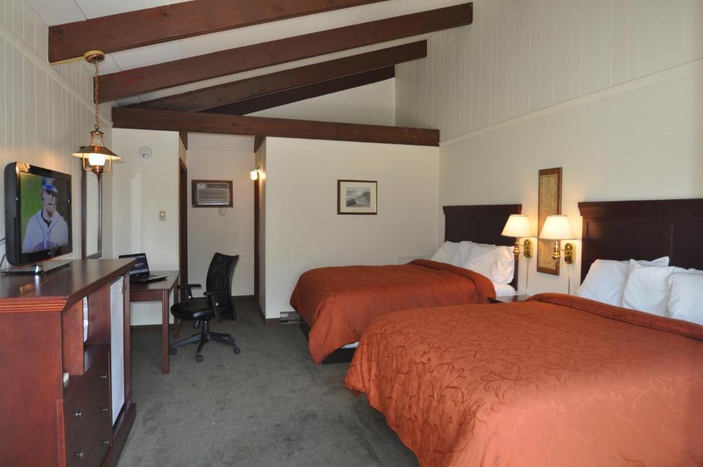 Lake Side  with Two Queen Beds