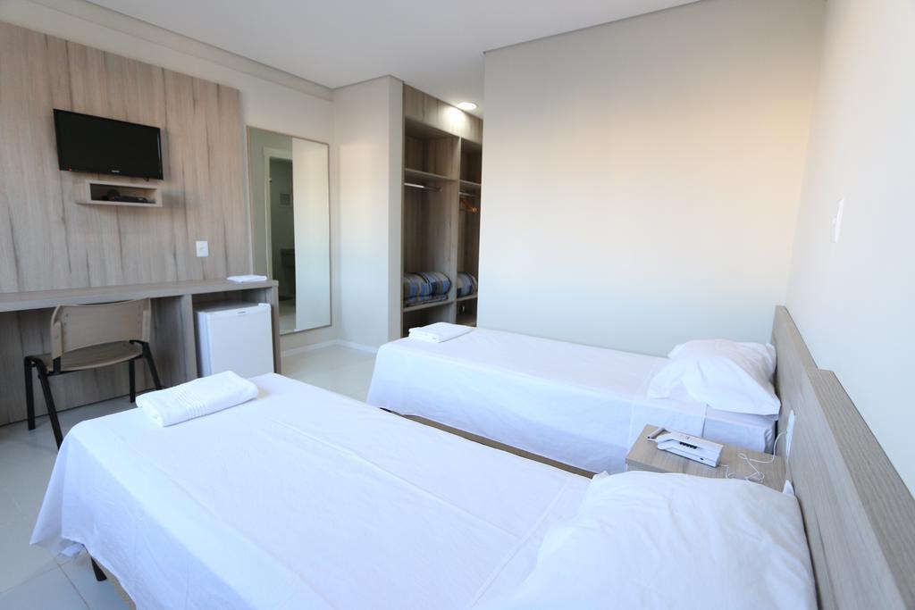 Quarto Grande com 2 Camas de Solteiro
