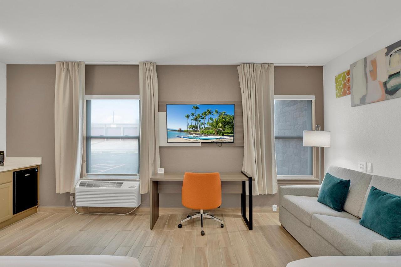 Queen Suite with Two Queen Beds and Sofa Bed - Non Smoking