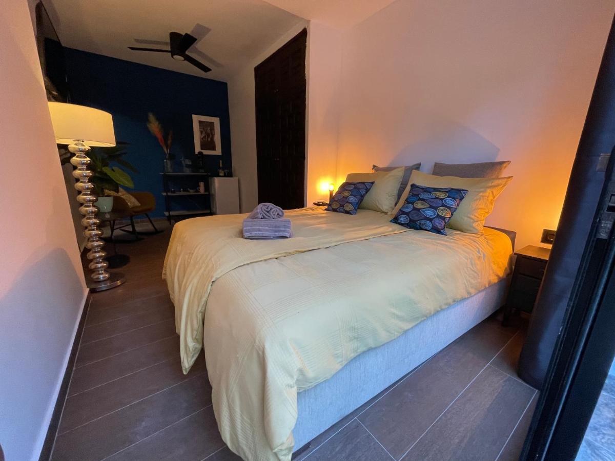 Habitación con cama grande y vistas al jardín