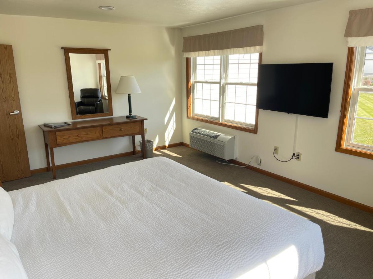 Honeymoon Suite One King Sofa Sleeper