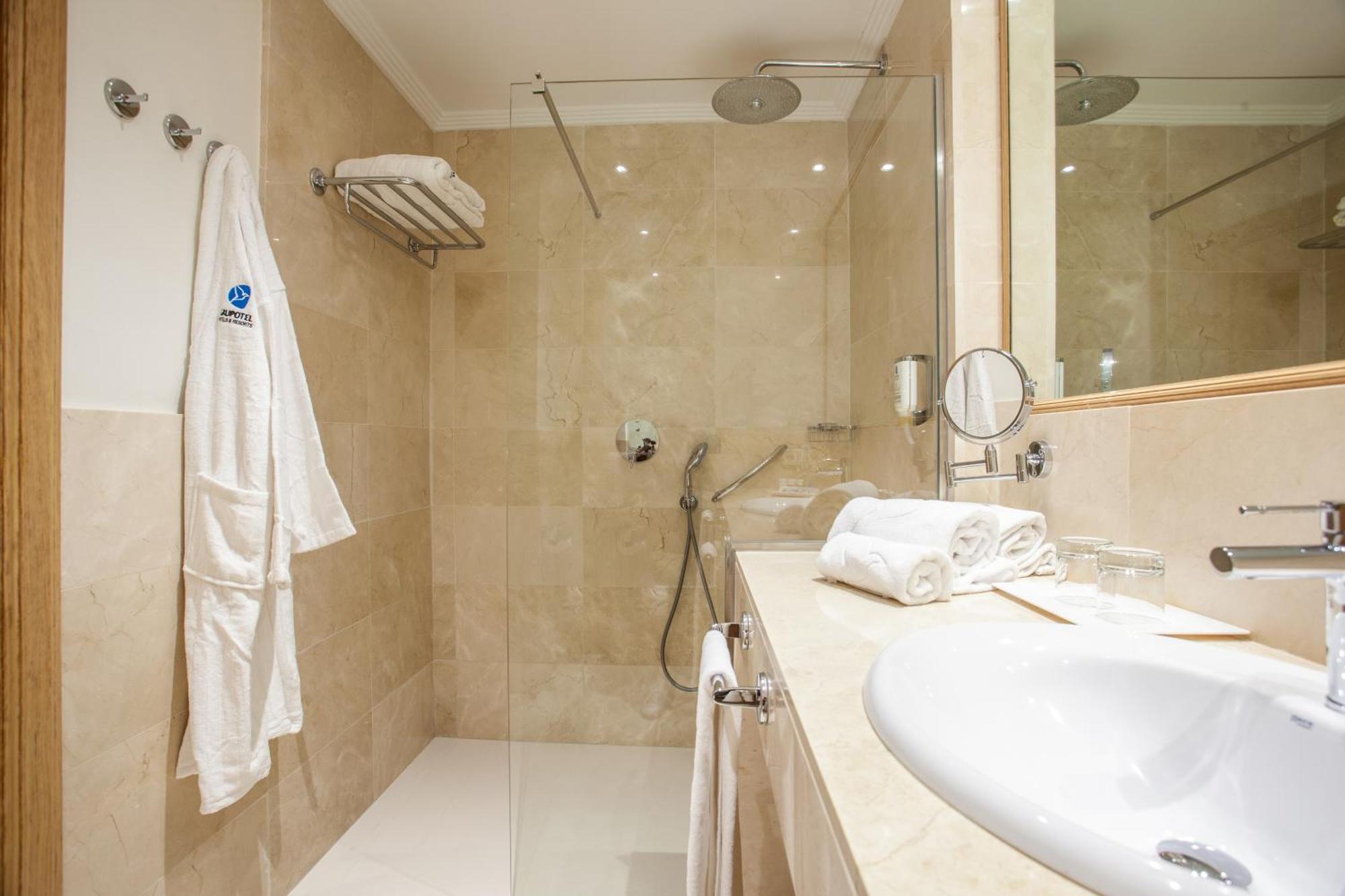Suite mit Poolblick (2 Erwachsene)