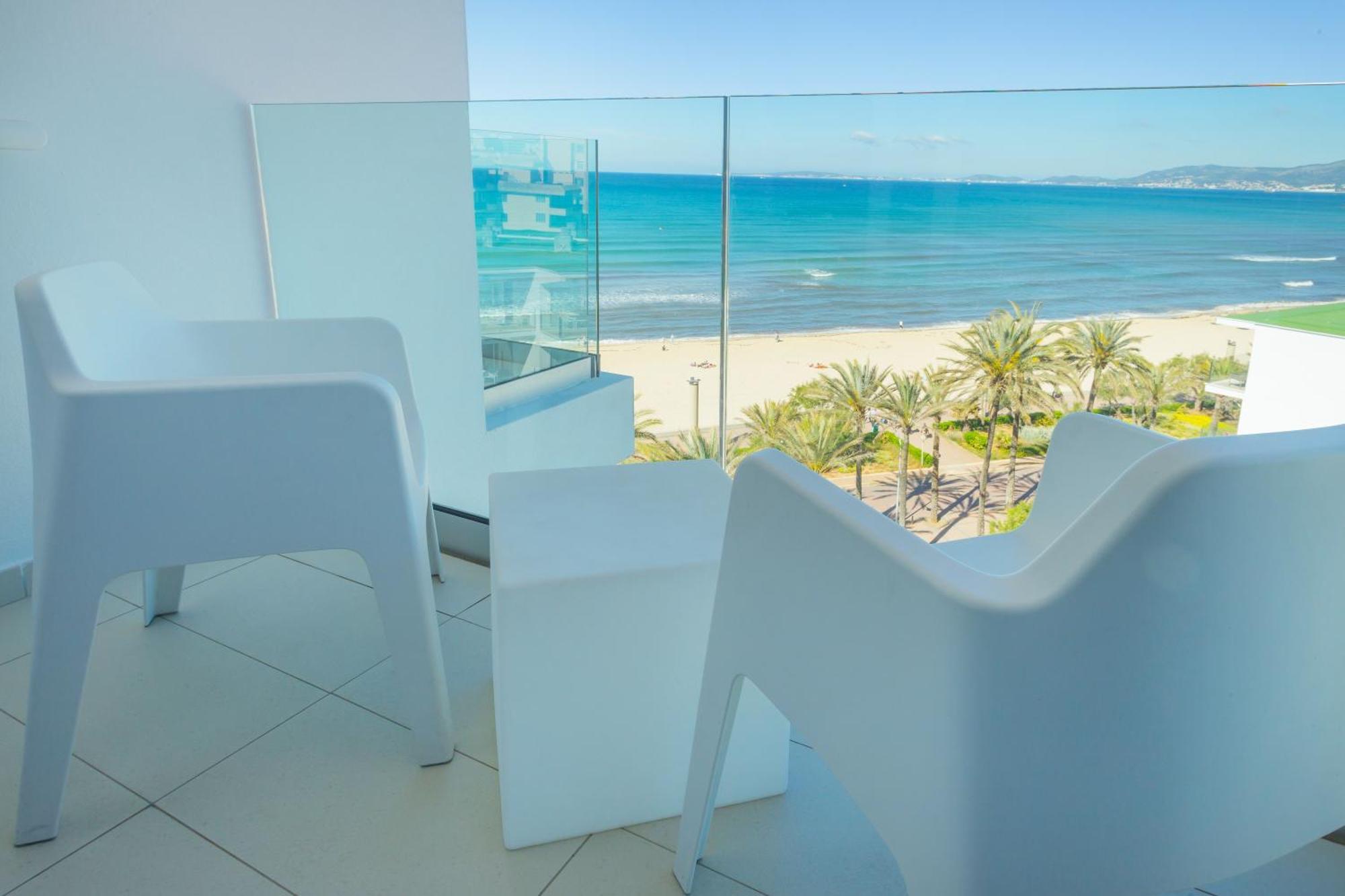 Premium Zweibettzimmer mit seitlichem Meerblick und Balkon