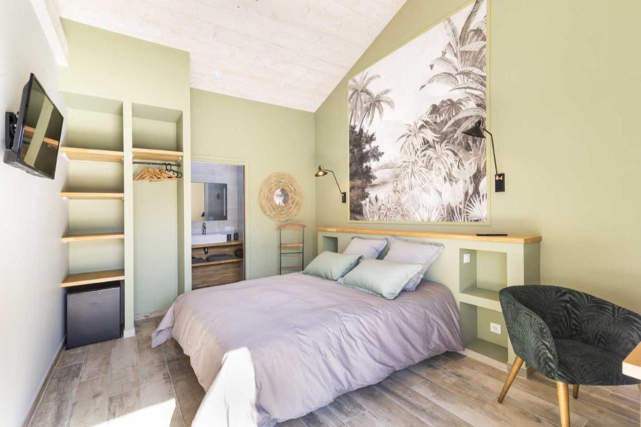 Chambre Lit King-Size - Vue sur Piscine