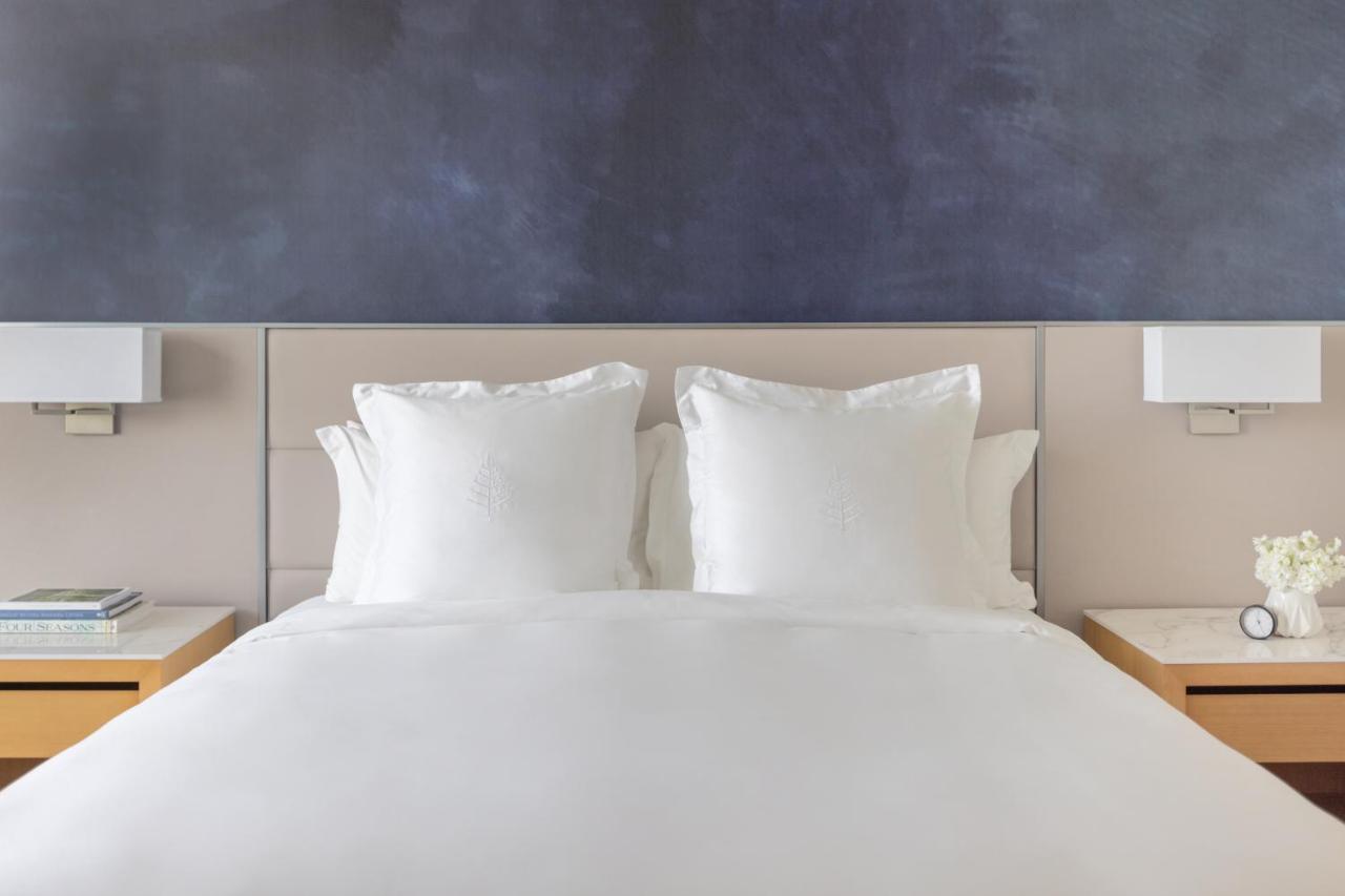 King Room with City View and Roll-In Shower - Disability Access