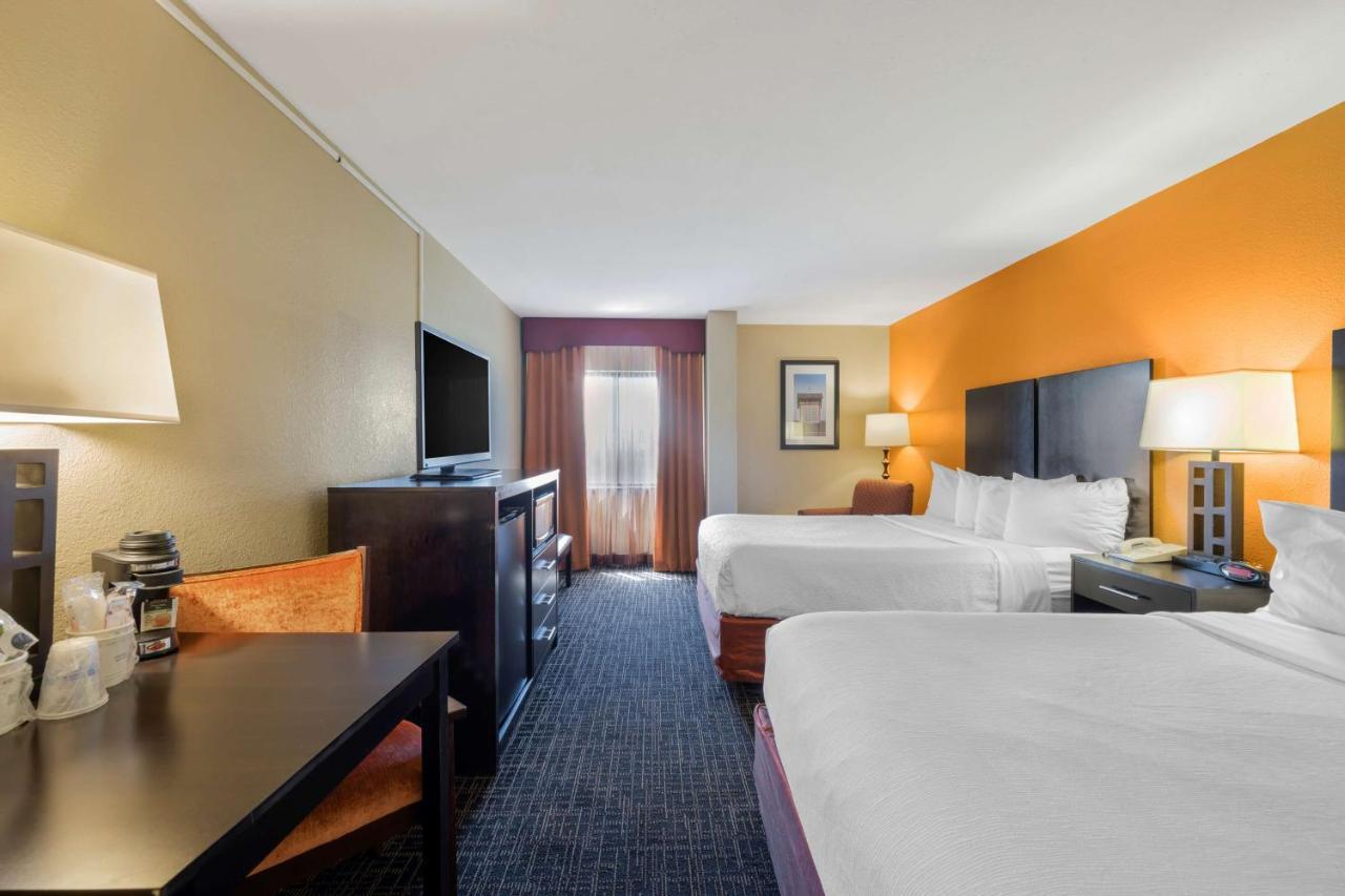King Room with Queen Bed - Non-Smoking