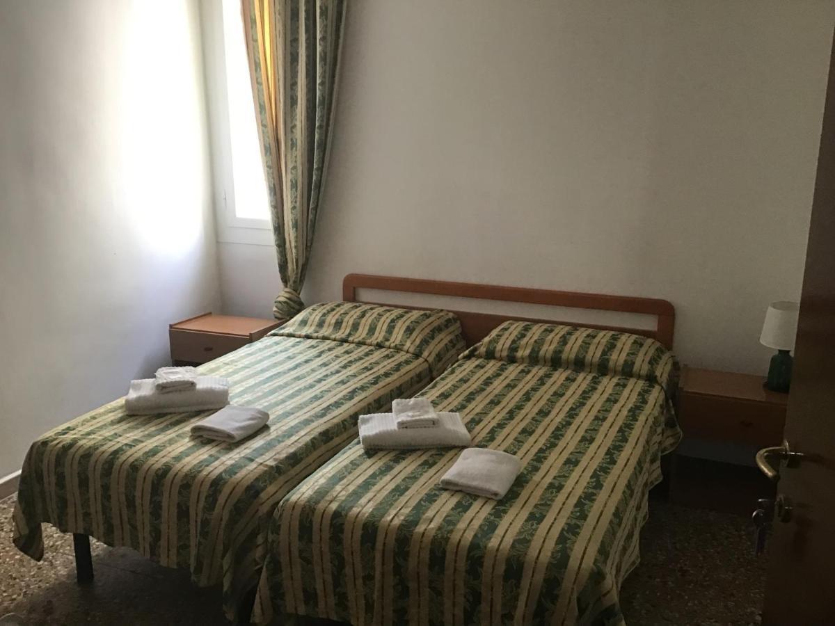 Chambre Lits Jumeaux avec Salle de Bains Commune