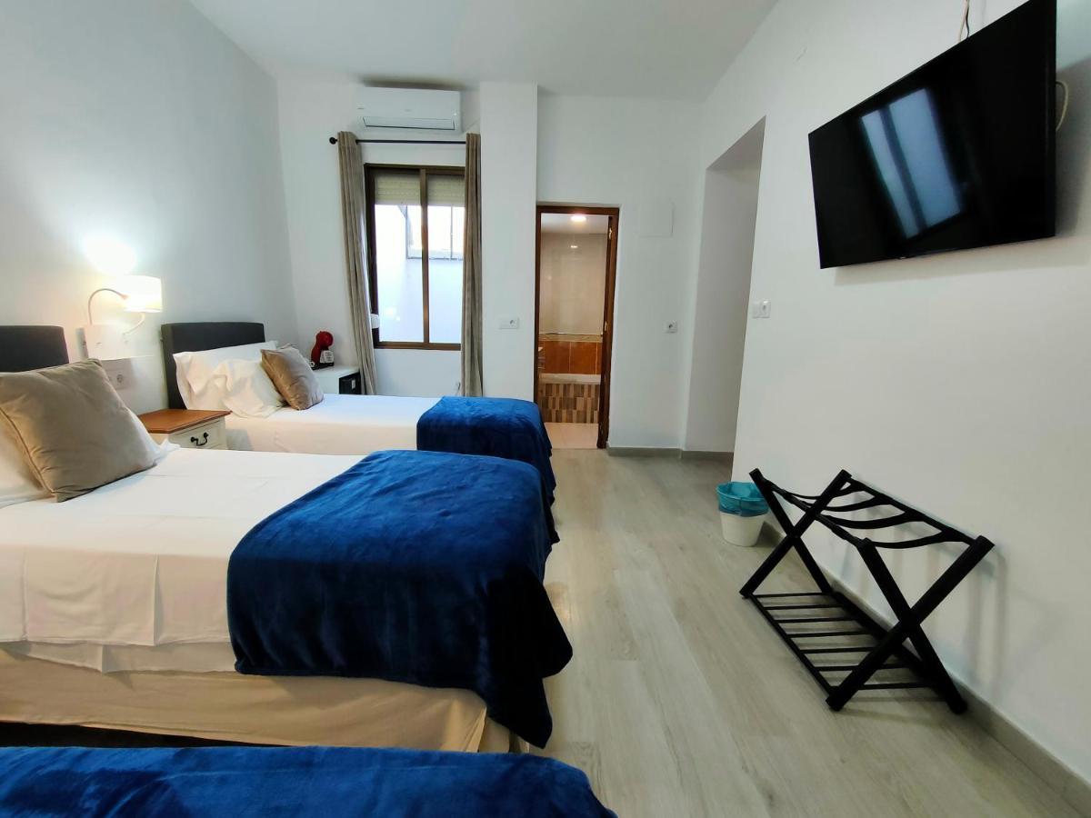 Tweepersoonskamer met 2 Aparte Bedden en een Extra Bed