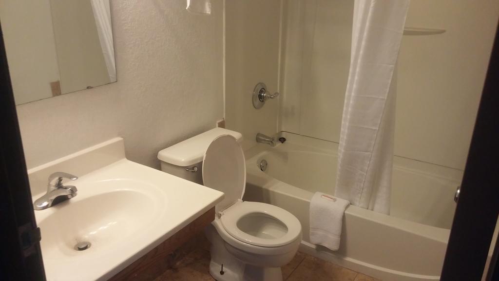 Queen Room - Non-Smoking