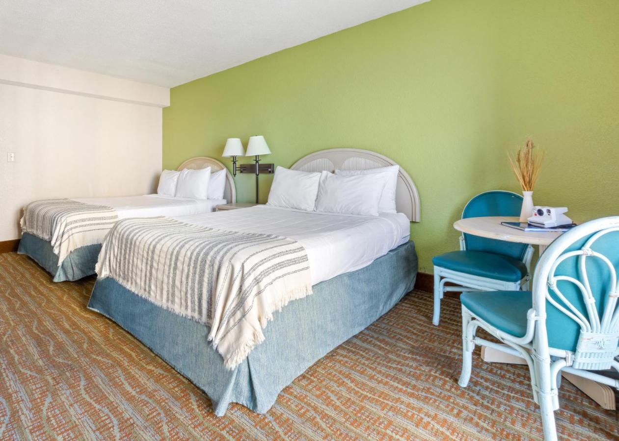 Queen Suite with Side View